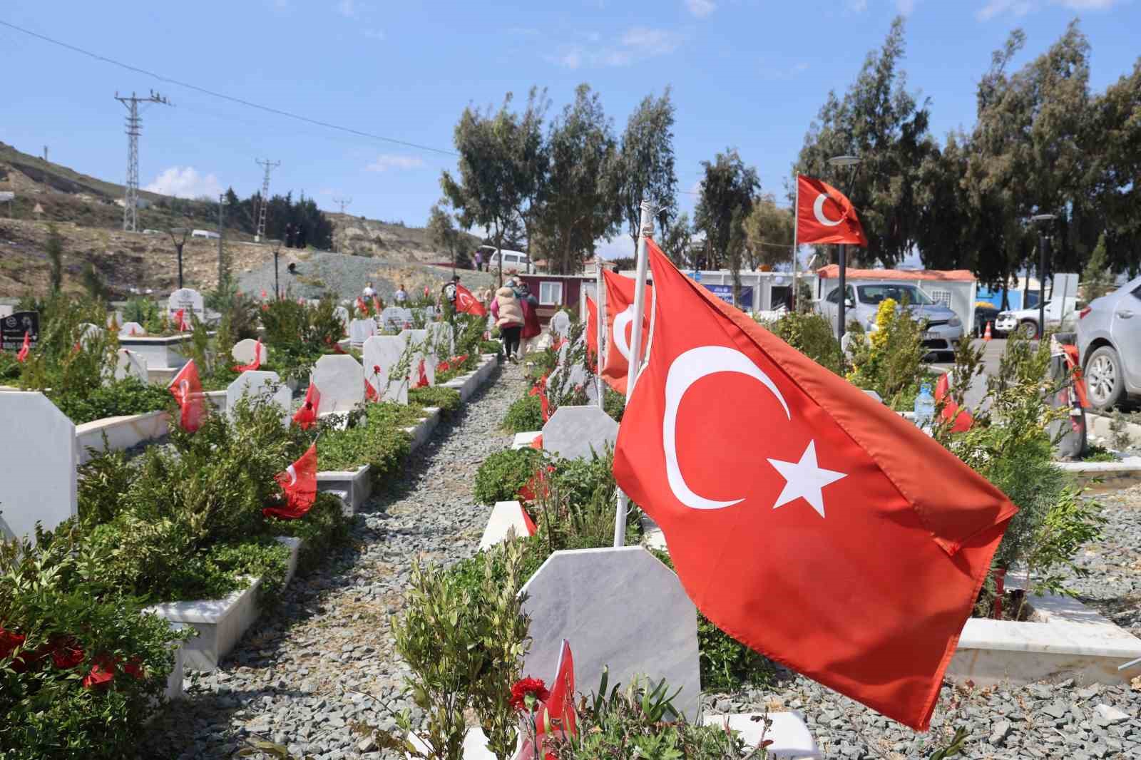 deprem-mezarliginda-gozyaslariyla-gecen-ramazan-bayrami