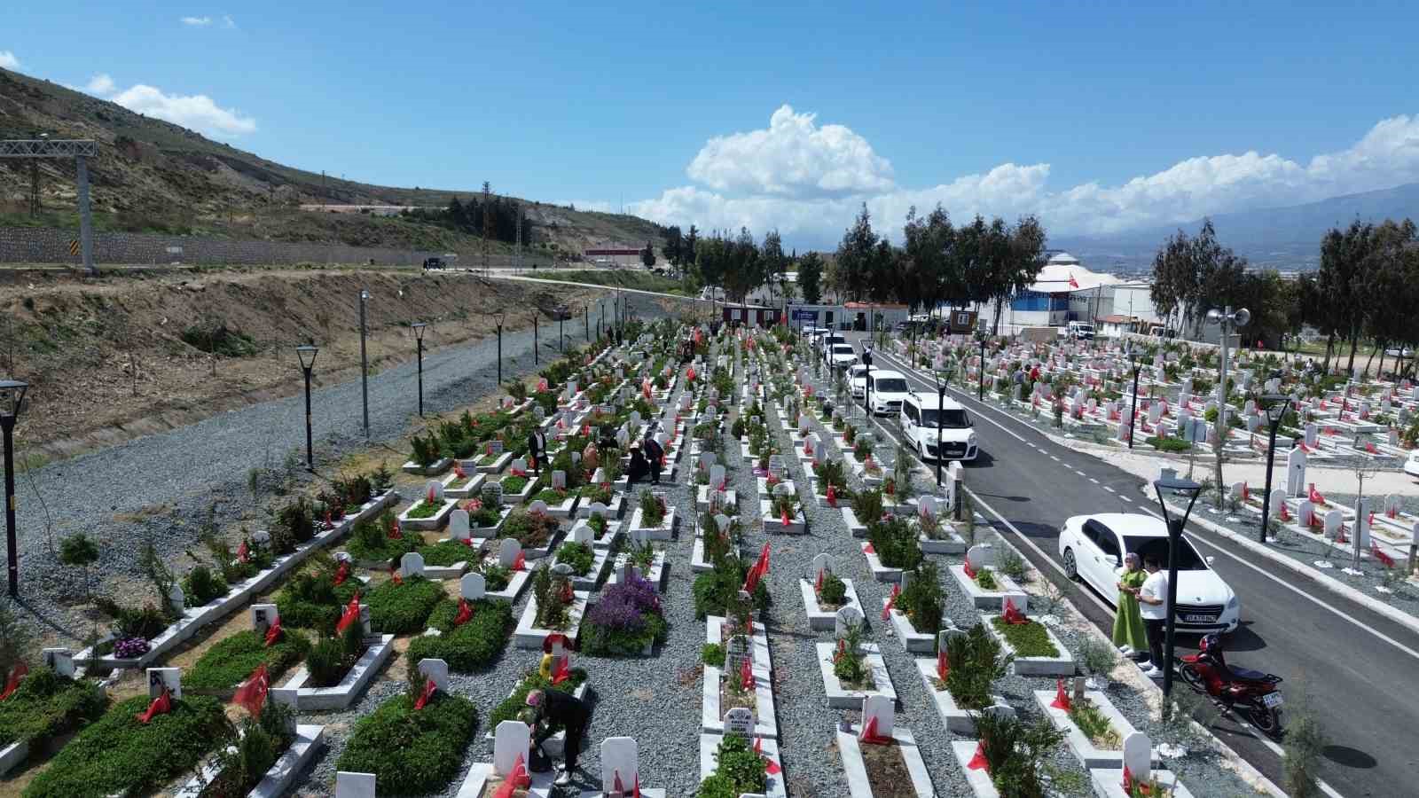 deprem-mezarliginda-gozyaslariyla-gecen-ramazan-bayrami