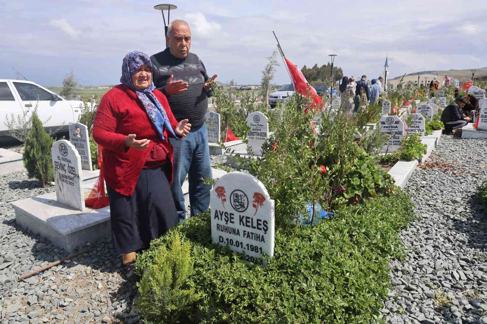 deprem-mezarliginda-gozyaslariyla-gecen-ramazan-bayrami