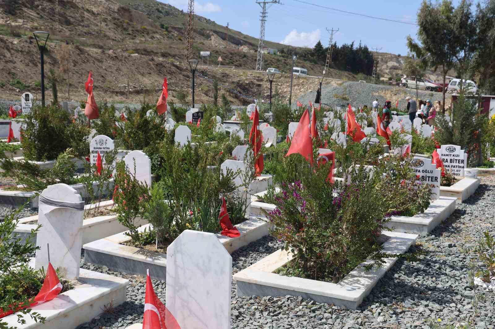 deprem-mezarliginda-gozyaslariyla-gecen-ramazan-bayrami