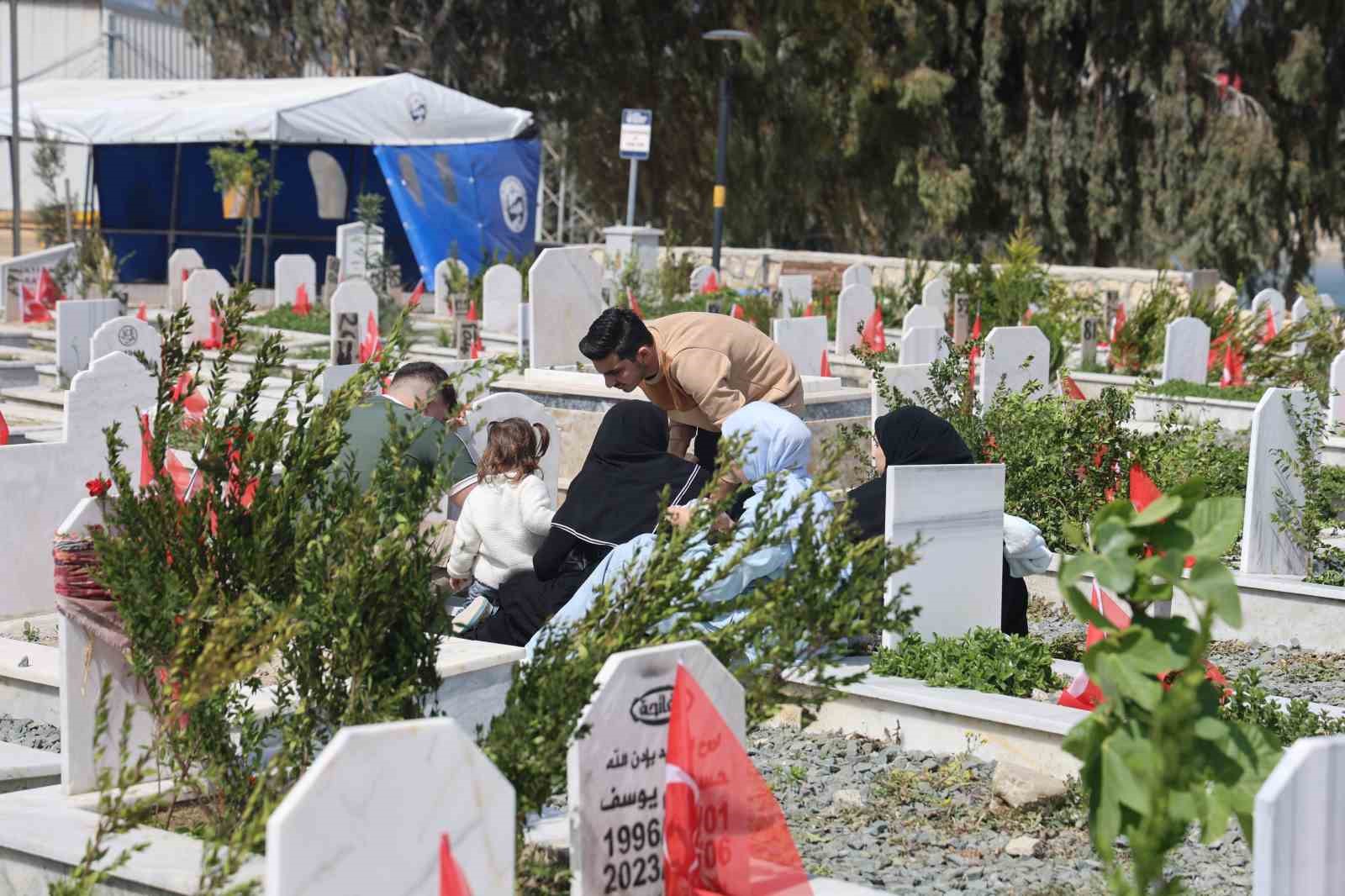 deprem-mezarliginda-gozyaslariyla-gecen-ramazan-bayrami