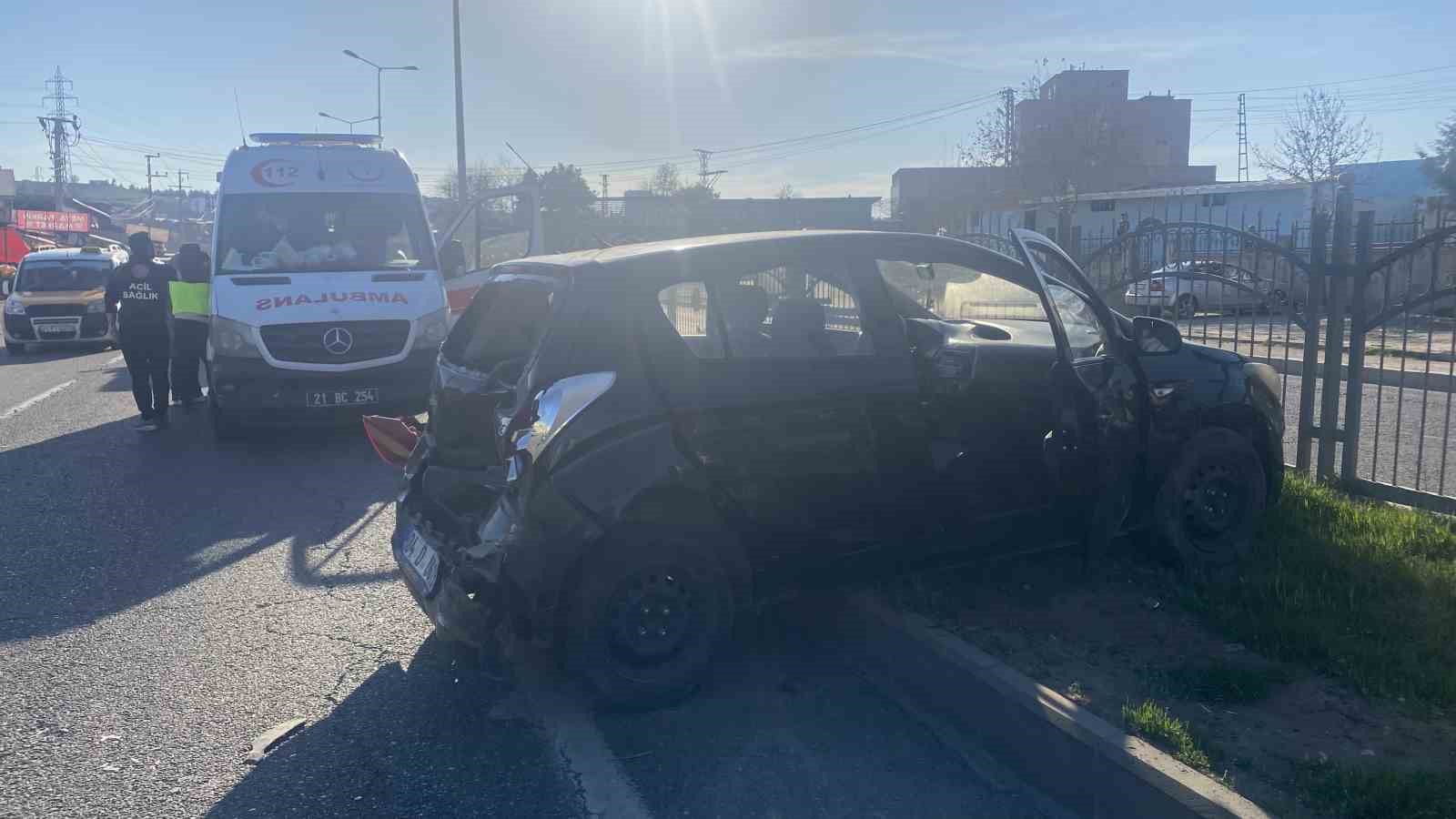 diyarbakirda-minibus-otomobile-carpti-3u-cocuk-6-yarali