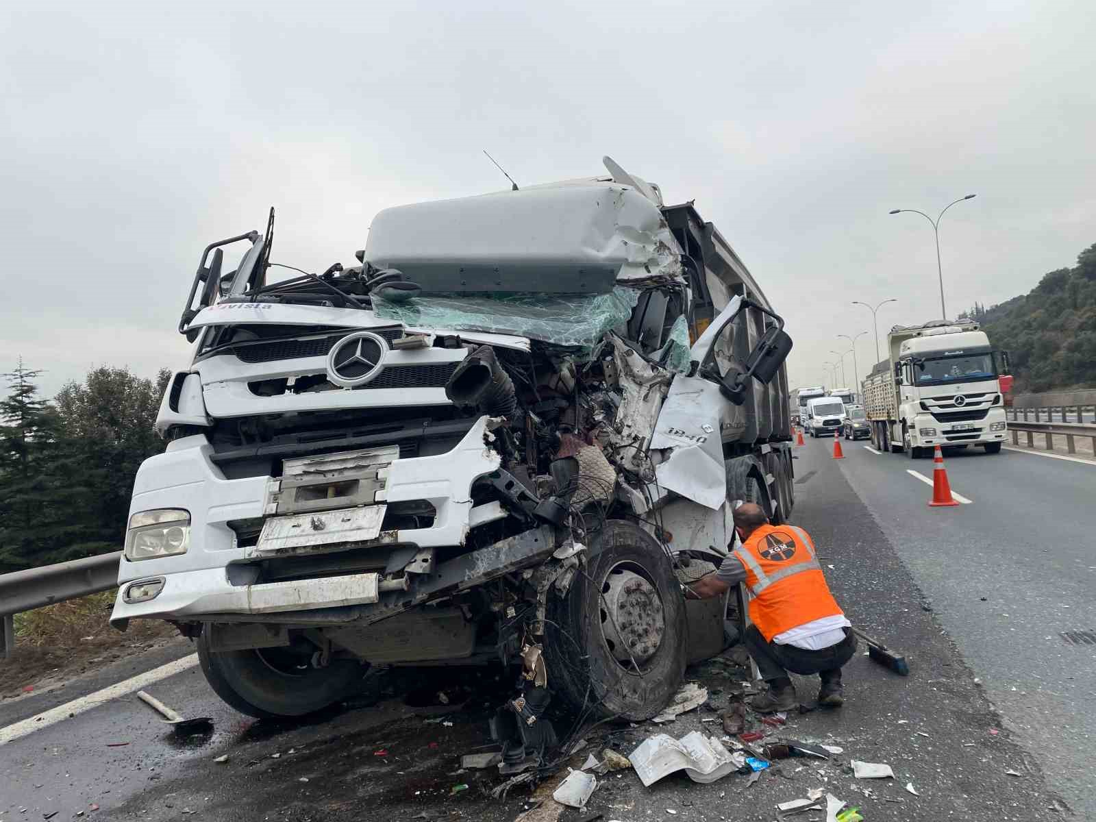 dort-aracin-karisti-zincirleme-kazada-kagit-gibi-ezilen-kabinden-sag-cikti