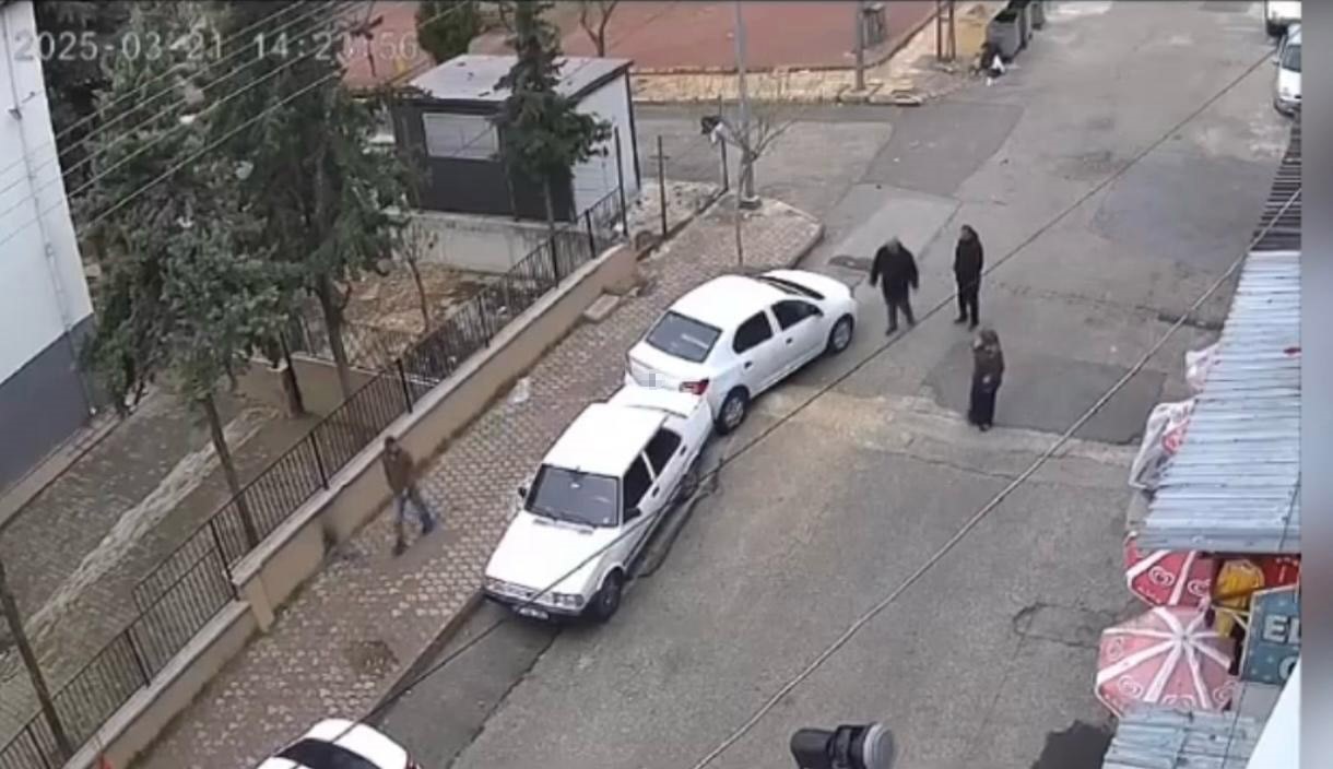 el-freni-cekilmeyen-otomobil-hareket-ederek-park-halindeki-otomobile-carpti