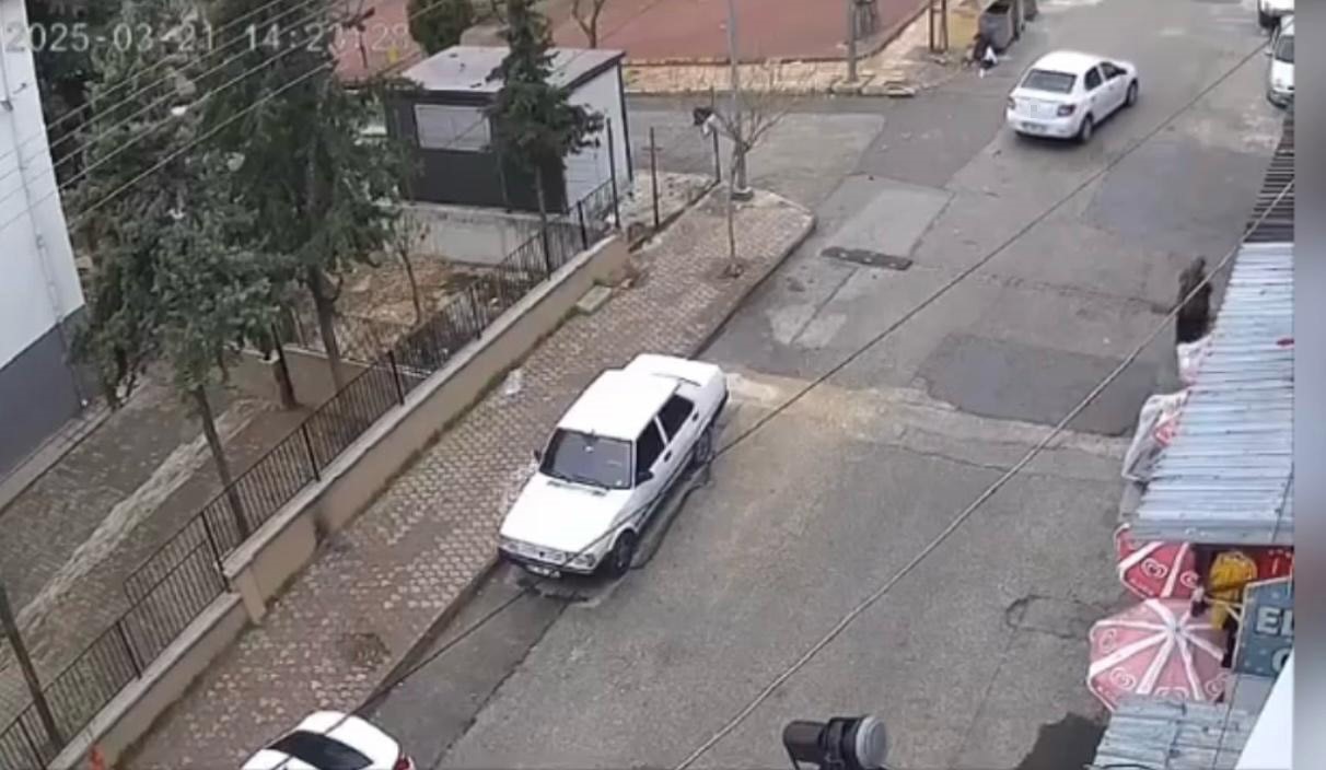el-freni-cekilmeyen-otomobil-hareket-ederek-park-halindeki-otomobile-carpti