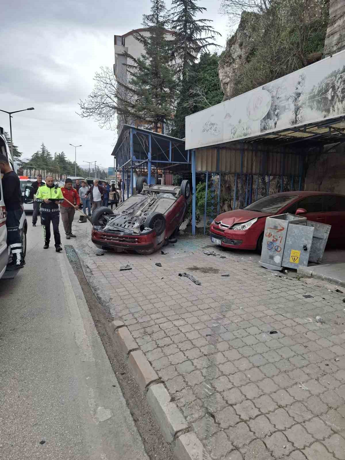 elektrik-trafosuna-carpan-arac-ters-dondu-2-yarali
