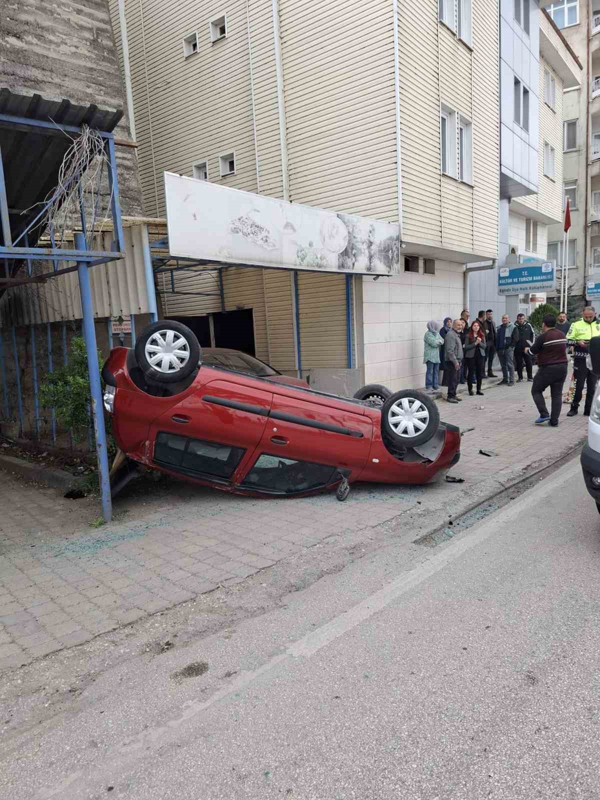 elektrik-trafosuna-carpan-arac-ters-dondu-2-yarali