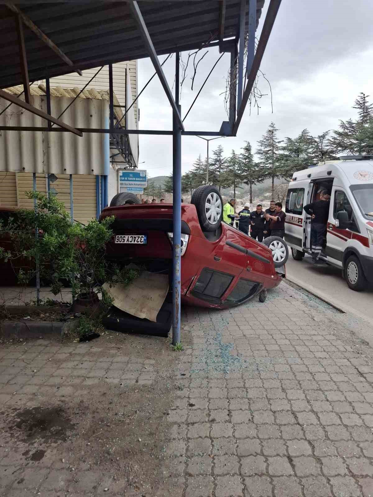elektrik-trafosuna-carpan-arac-ters-dondu-2-yarali