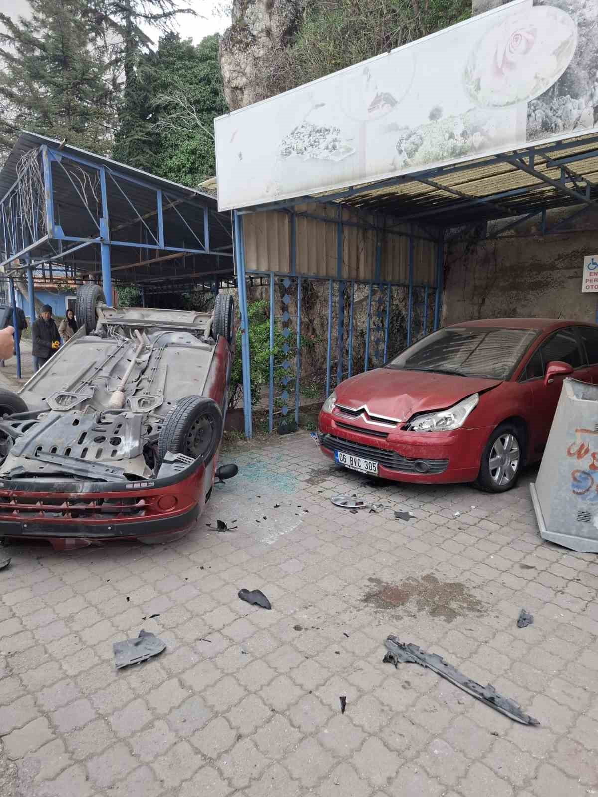 elektrik-trafosuna-carpan-arac-ters-dondu-2-yarali