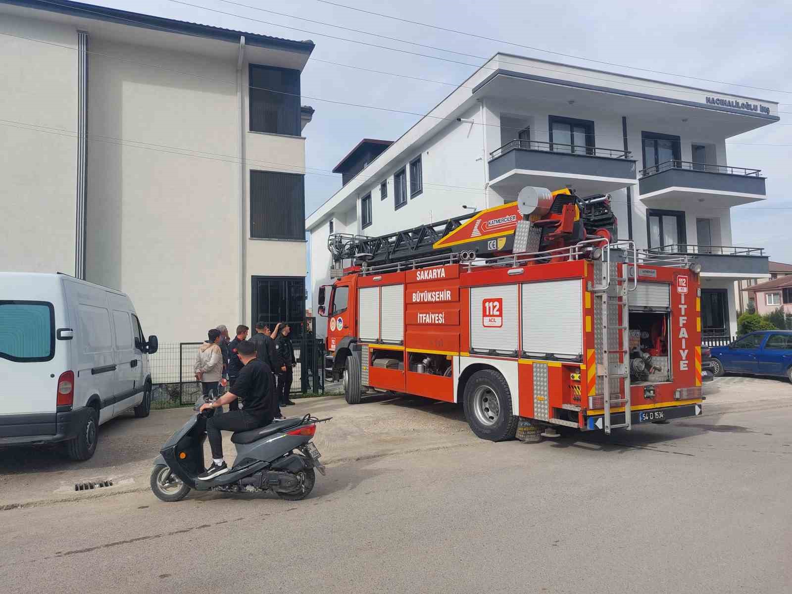 evde-mahsur-kalan-3-yasindaki-cocuk-itfaiye-ekiplerince-kurtarildi