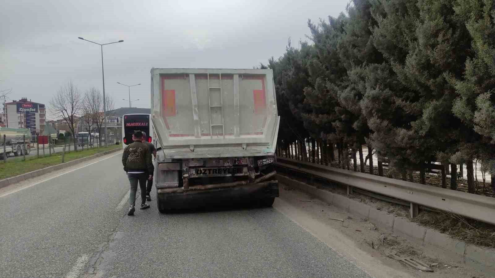 hasta-tasiyan-ambulans-kamyona-carpti-2-yarali