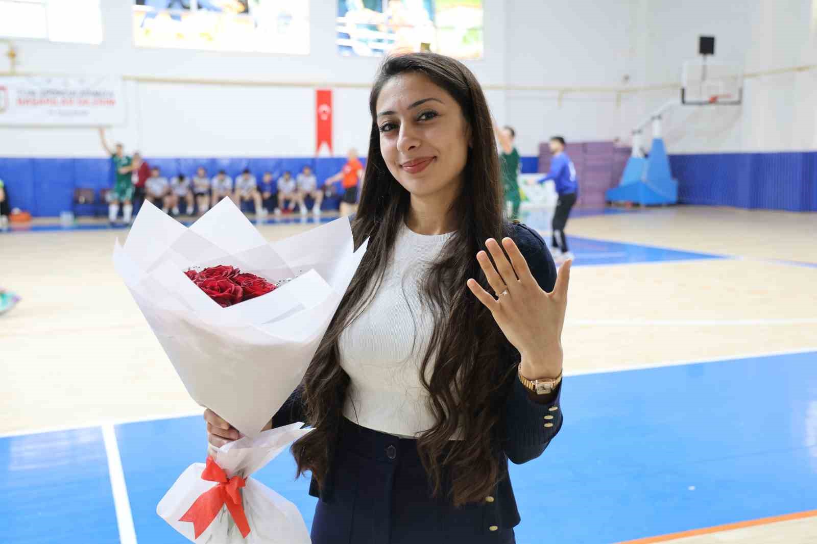hentbol-macinda-surpriz-evlilik-teklifi