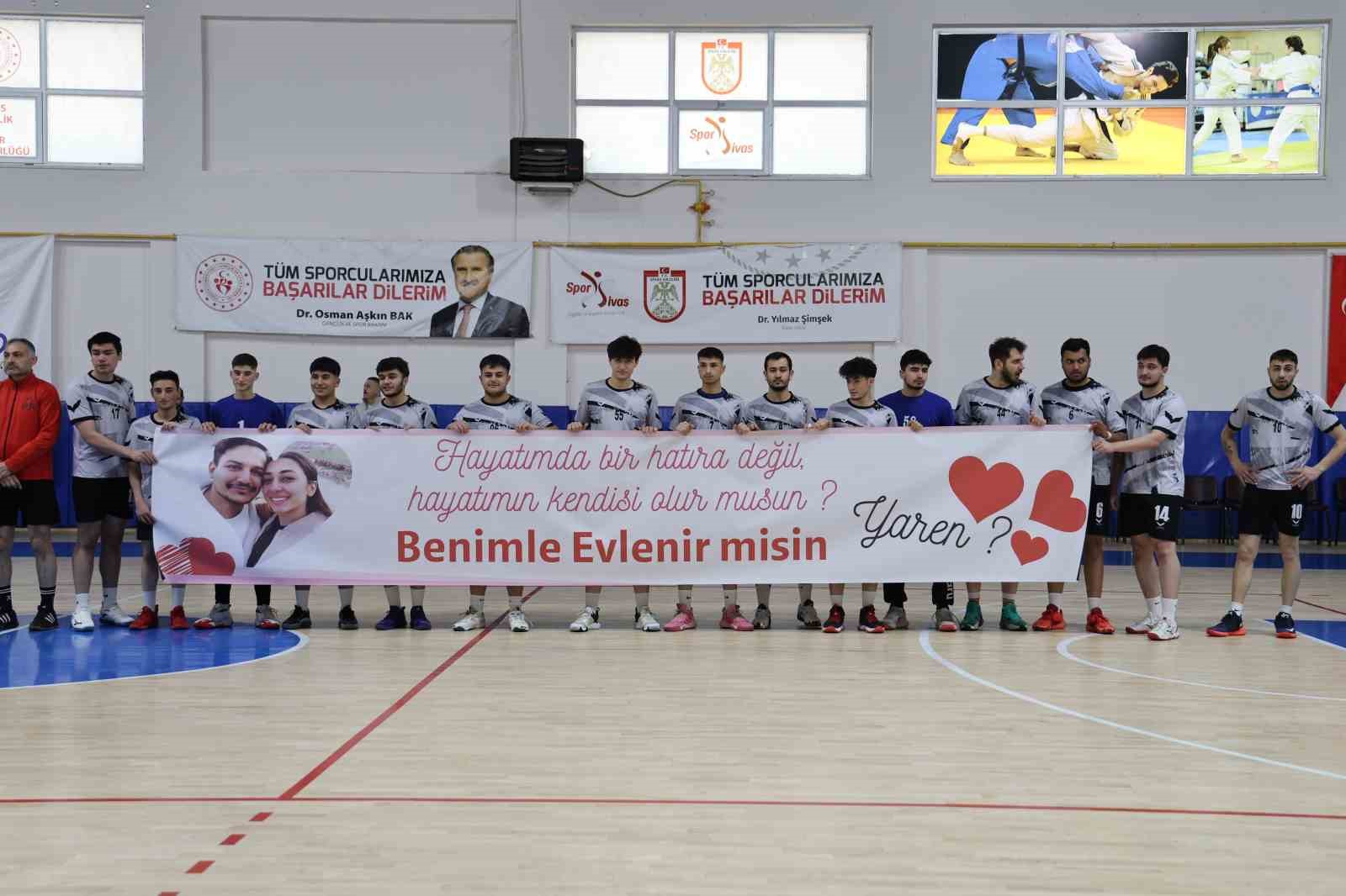 hentbol-macinda-surpriz-evlilik-teklifi