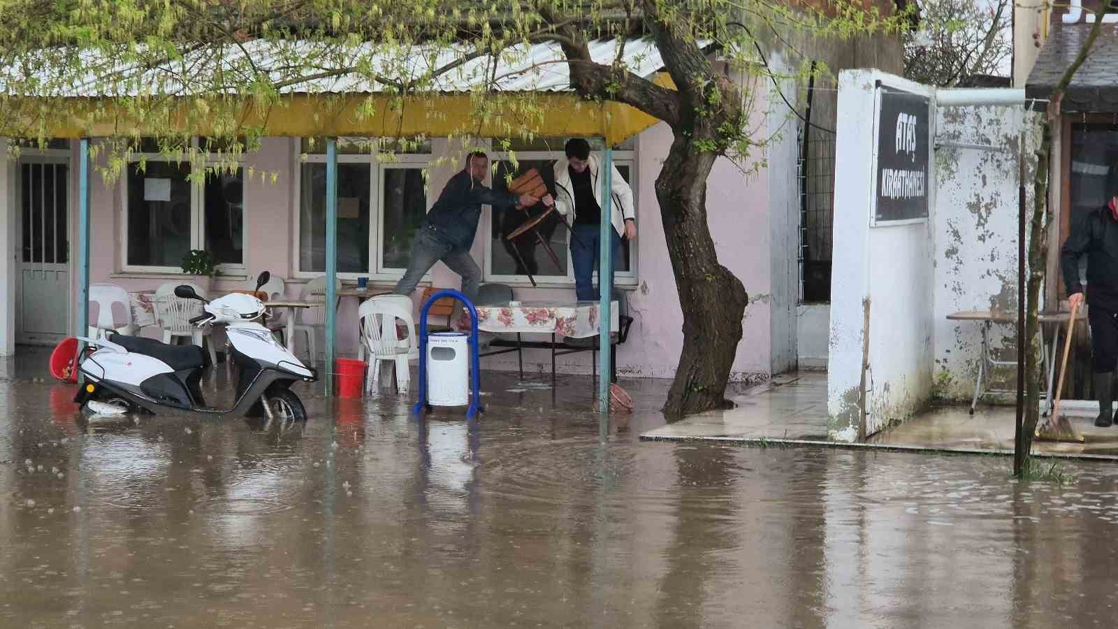 kahvehaneyi-su-basti-vatandaslar-sandalyelerle-kurtuldu