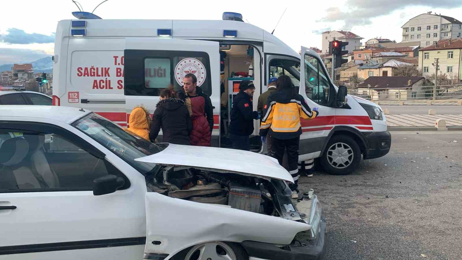 karamanda-ambulansla-otomobil-carpisti-3-yarali