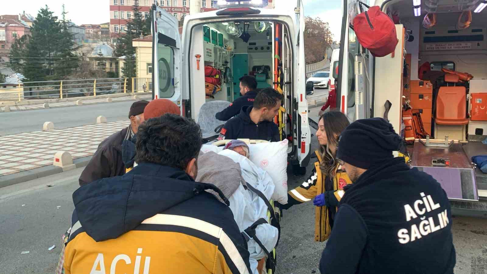 karamanda-ambulansla-otomobil-carpisti-3-yarali