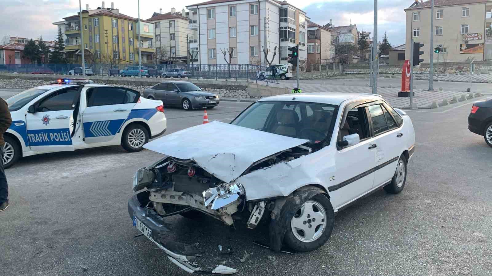 karamanda-ambulansla-otomobil-carpisti-3-yarali
