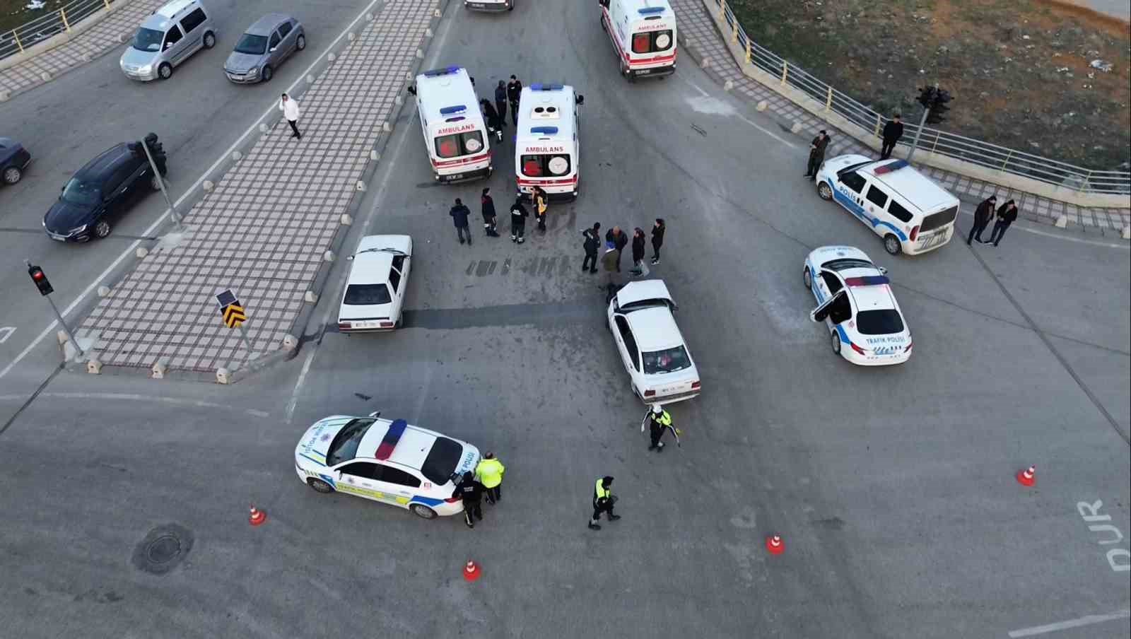 karamanda-ambulansla-otomobil-carpisti-3-yarali