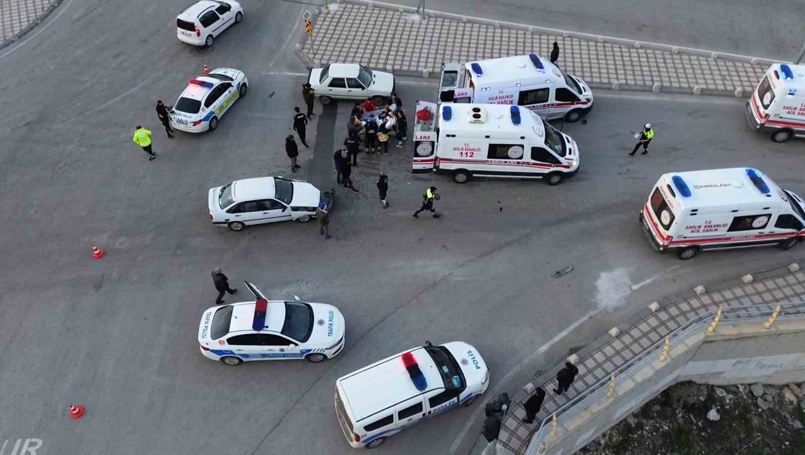karamanda-ambulansla-otomobil-carpisti-3-yarali