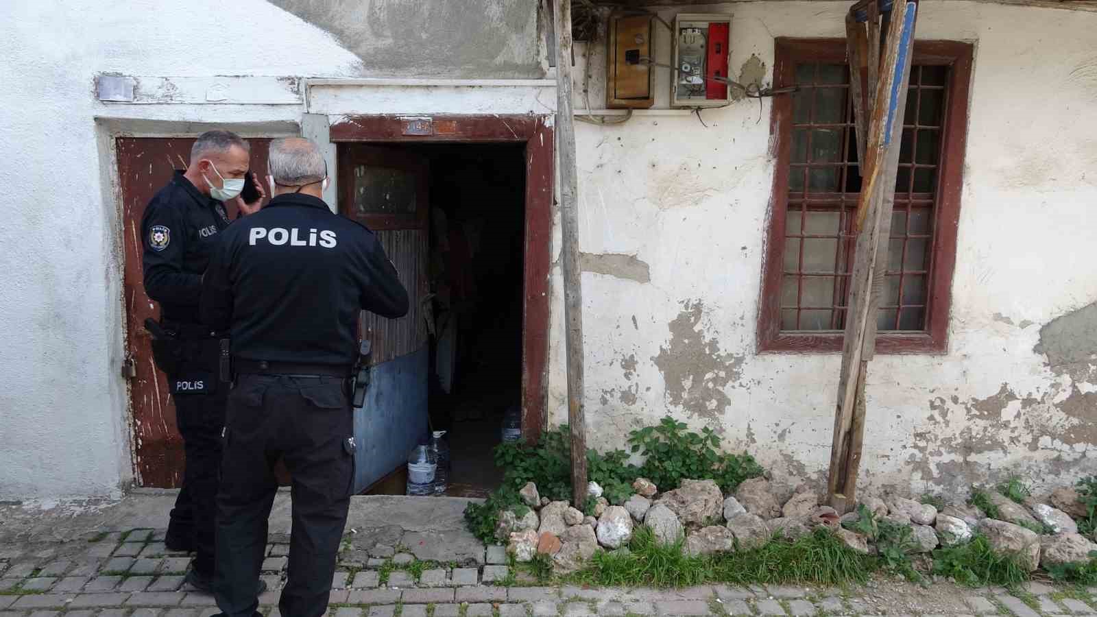 komsusu-camdan-seslendi-cevap-gelmeyince-oldugu-ortaya-cikti