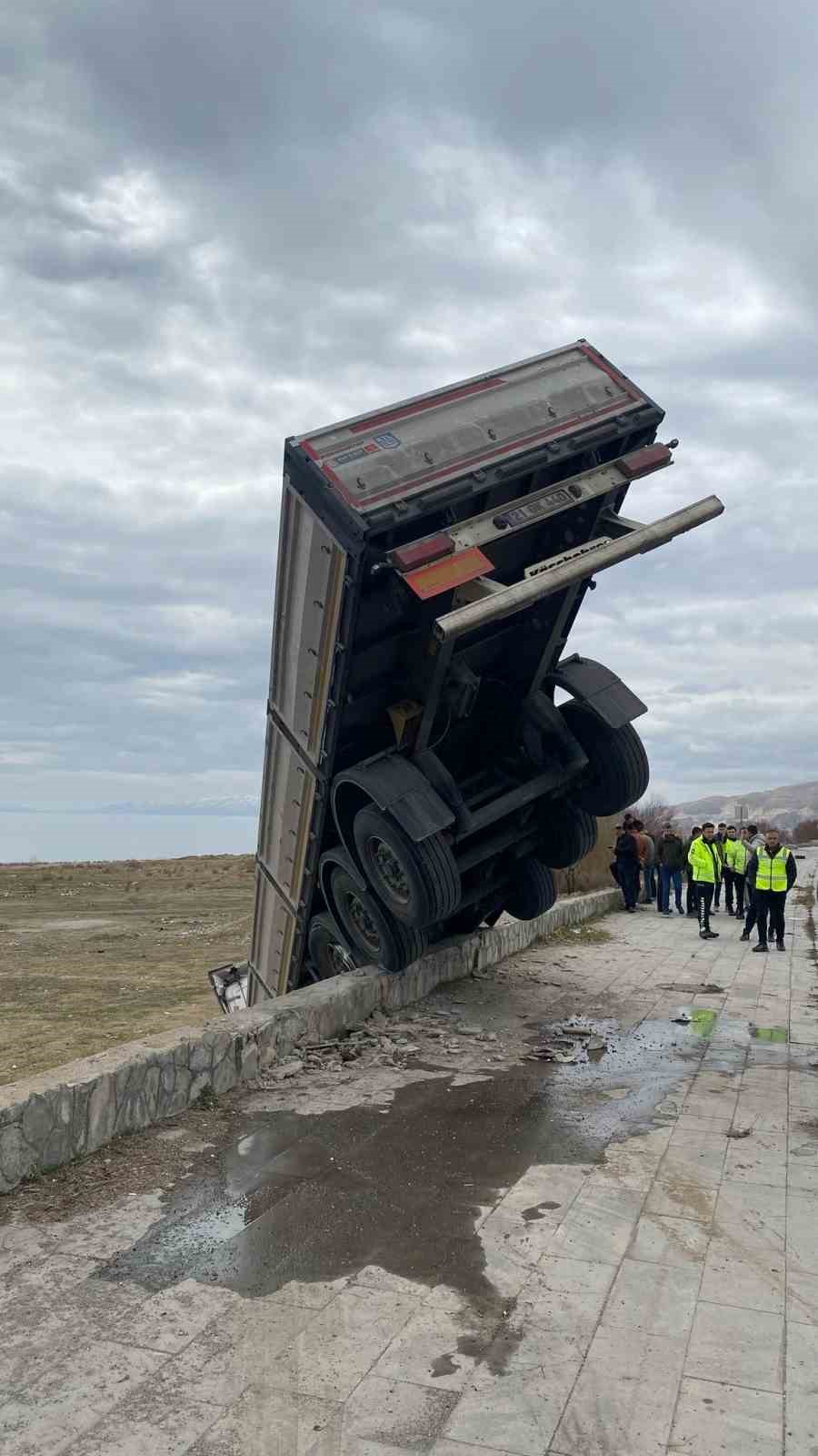 kontrolden-cikan-tir-asili-kaldi-1-yarali