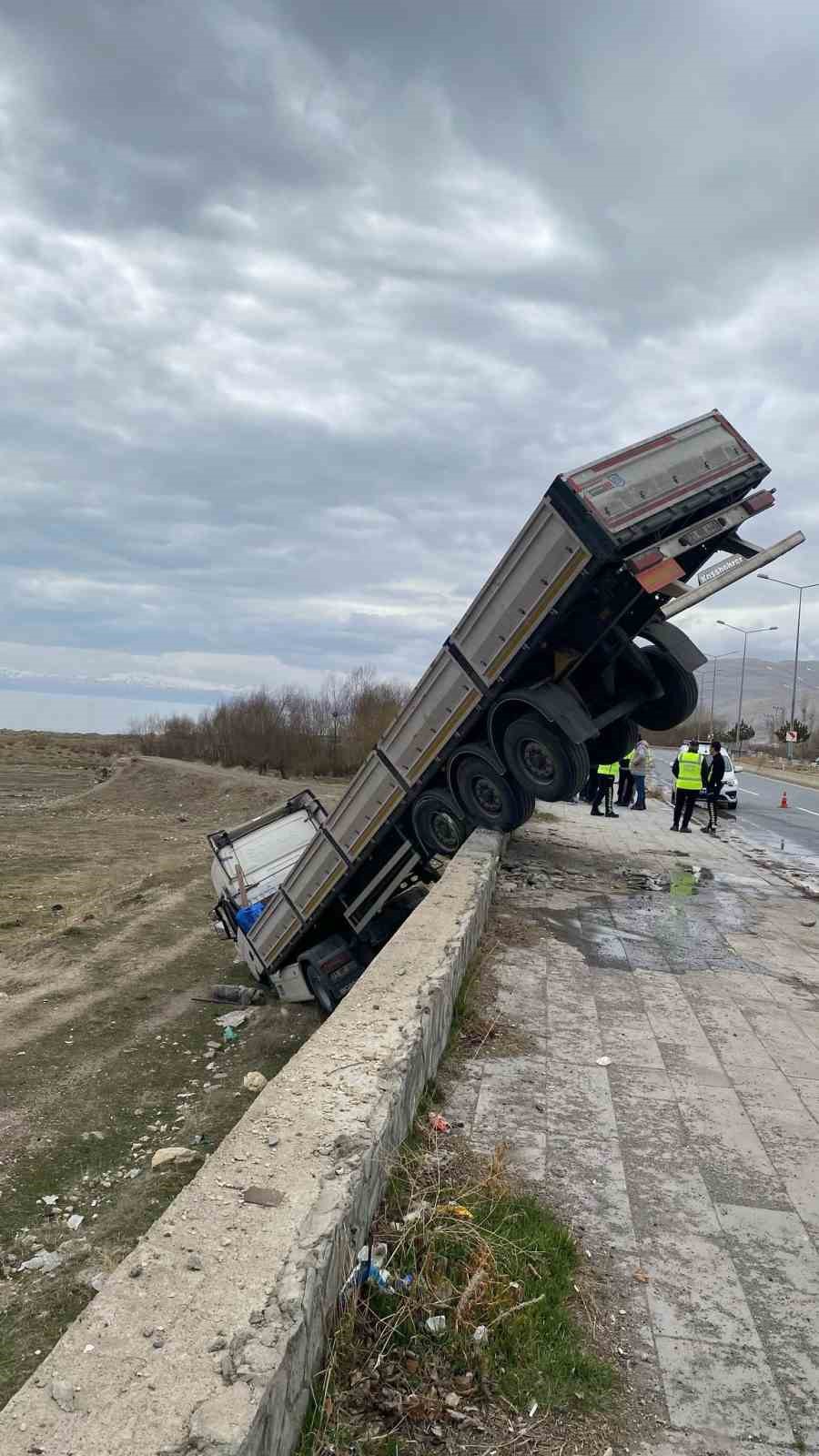 kontrolden-cikan-tir-asili-kaldi-1-yarali