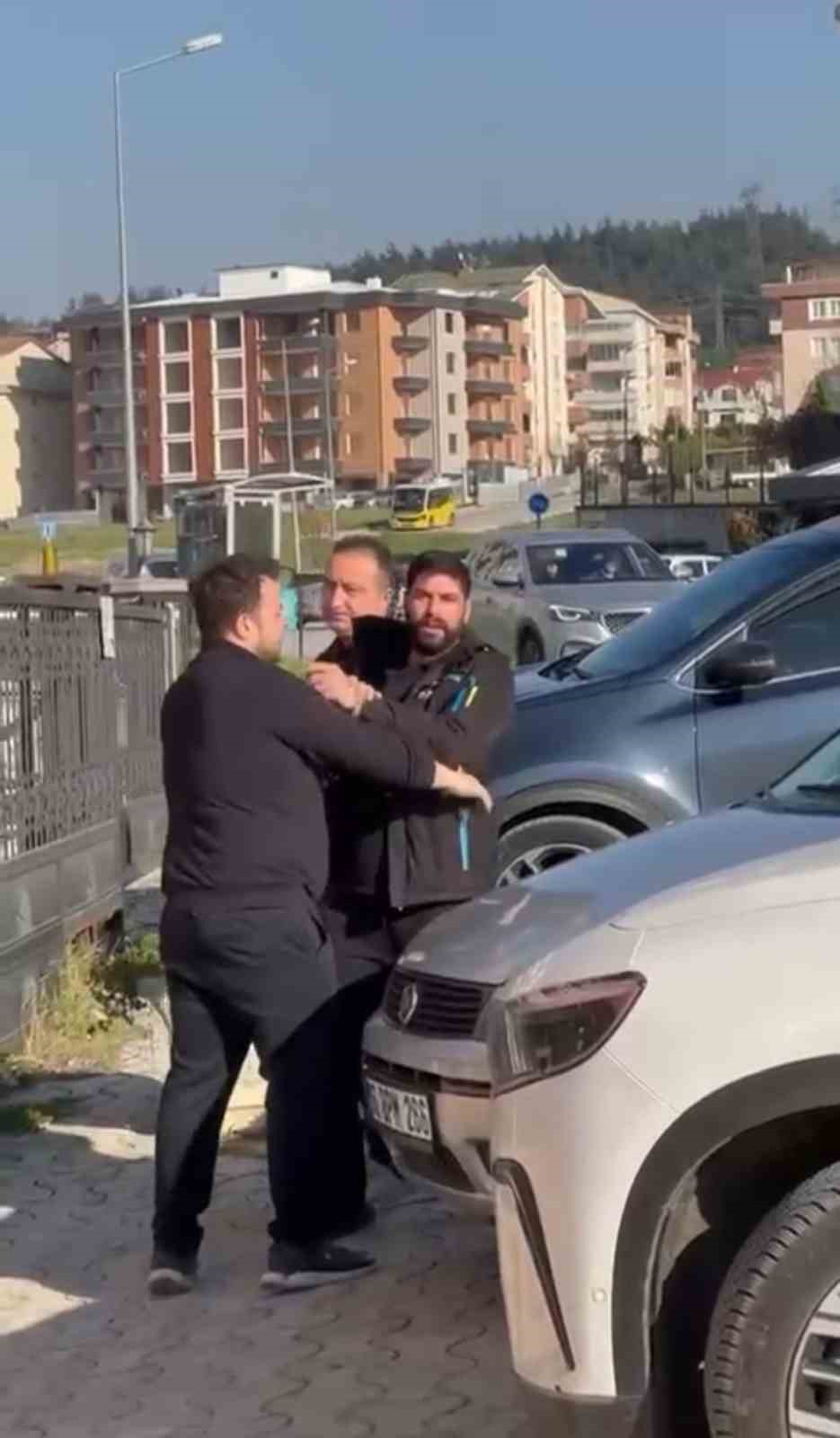 kuaforluk-yapan-kiracisinin-dukkanina-otomobille-daldi