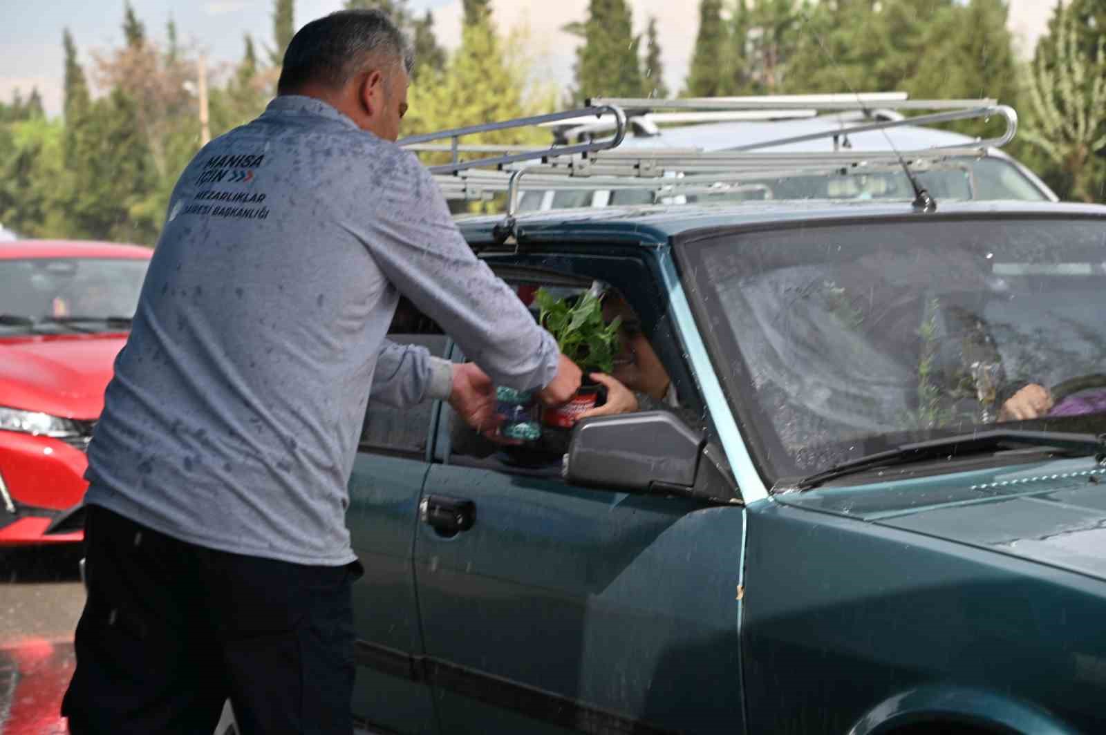 manisada-arife-gunu-mezarliklarda-cicek-dagitimi-yapildi