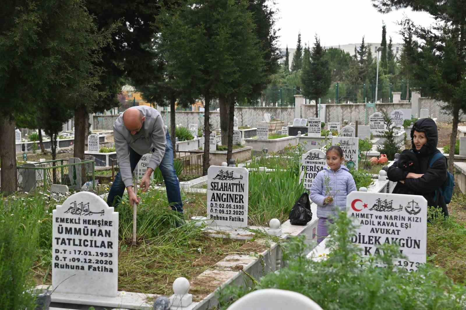 manisada-arife-gunu-mezarliklarda-cicek-dagitimi-yapildi