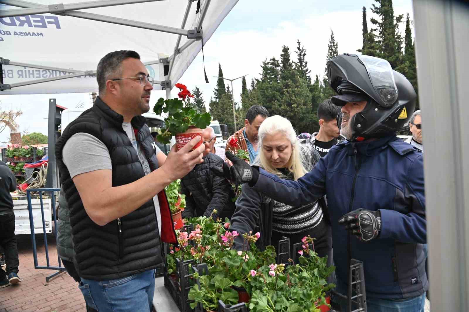 manisada-arife-gunu-mezarliklarda-cicek-dagitimi-yapildi
