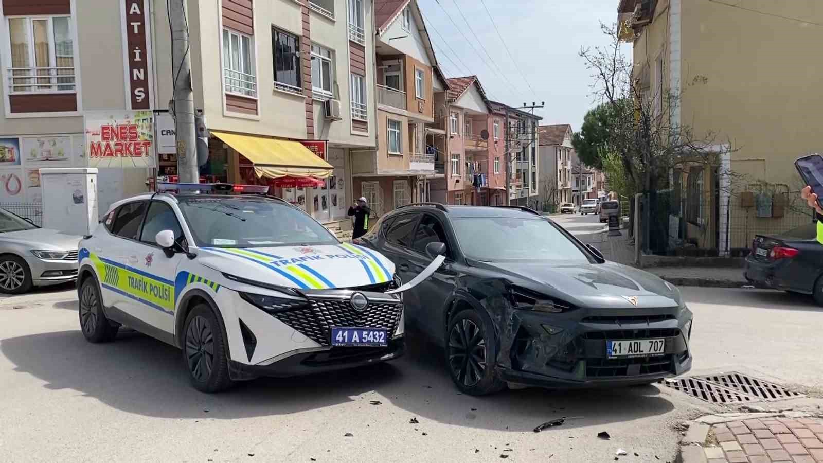 polis-otosu-ile-otomobil-carpisti-sans-eseri-yaralan-olmadi