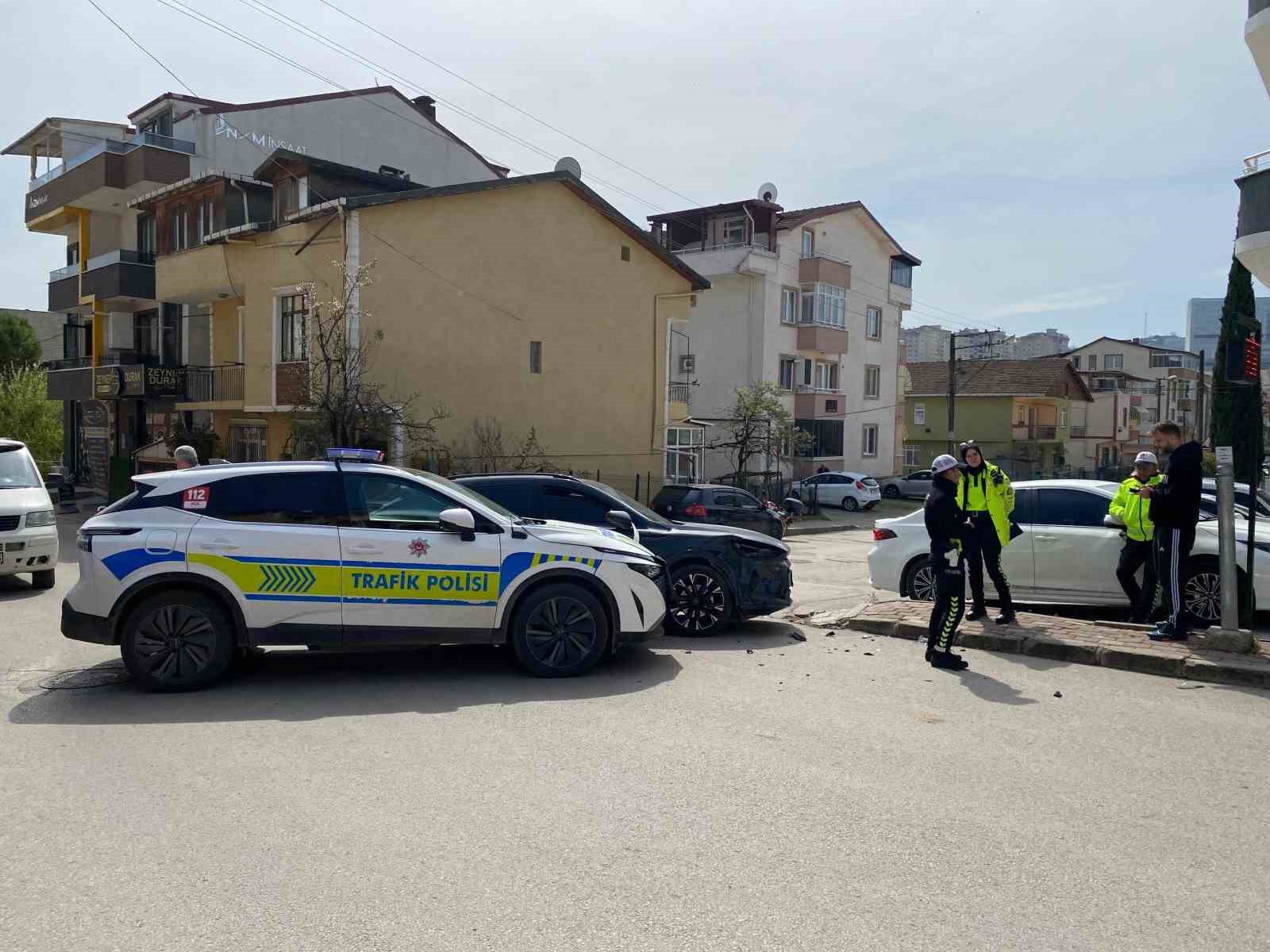 polis-otosu-ile-otomobil-carpisti-sans-eseri-yaralan-olmadi