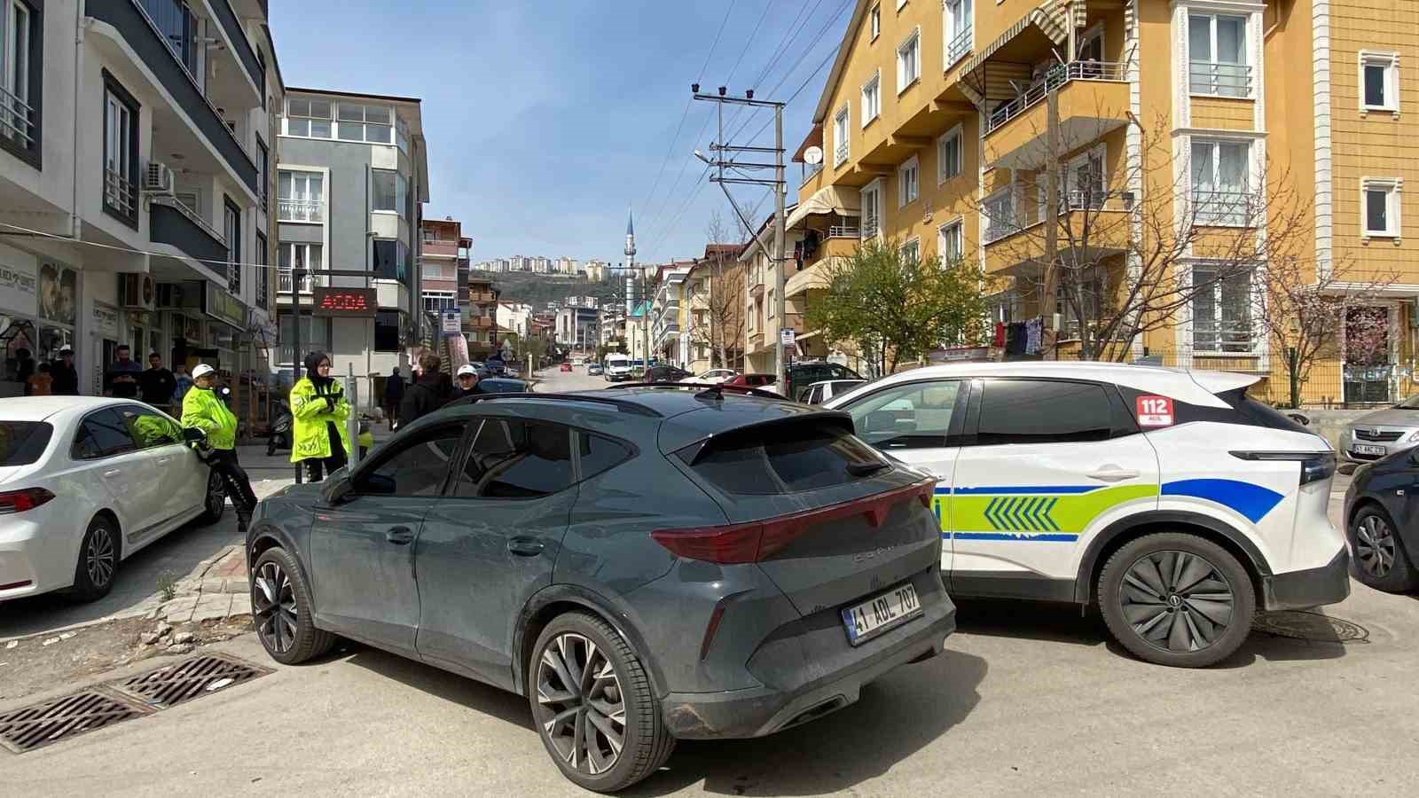 polis-otosu-ile-otomobil-carpisti-sans-eseri-yaralan-olmadi