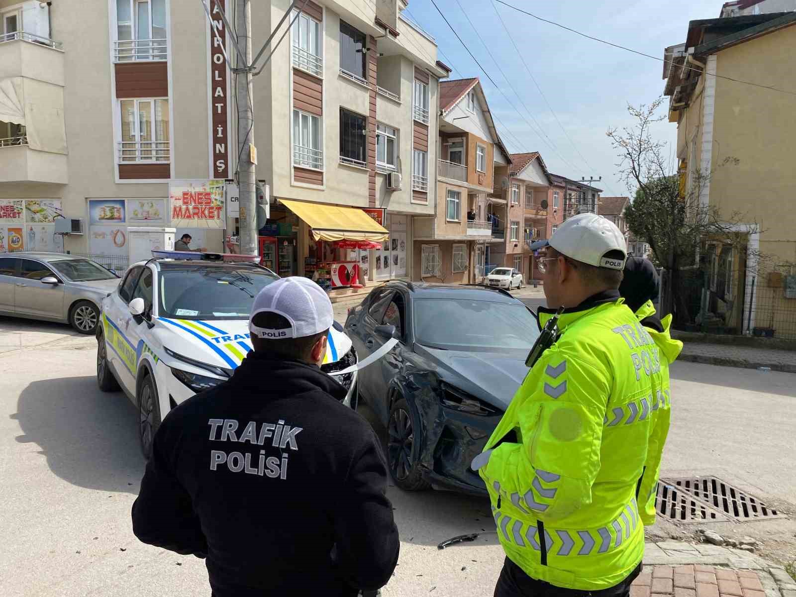 polis-otosu-ile-otomobil-carpisti-sans-eseri-yaralan-olmadi