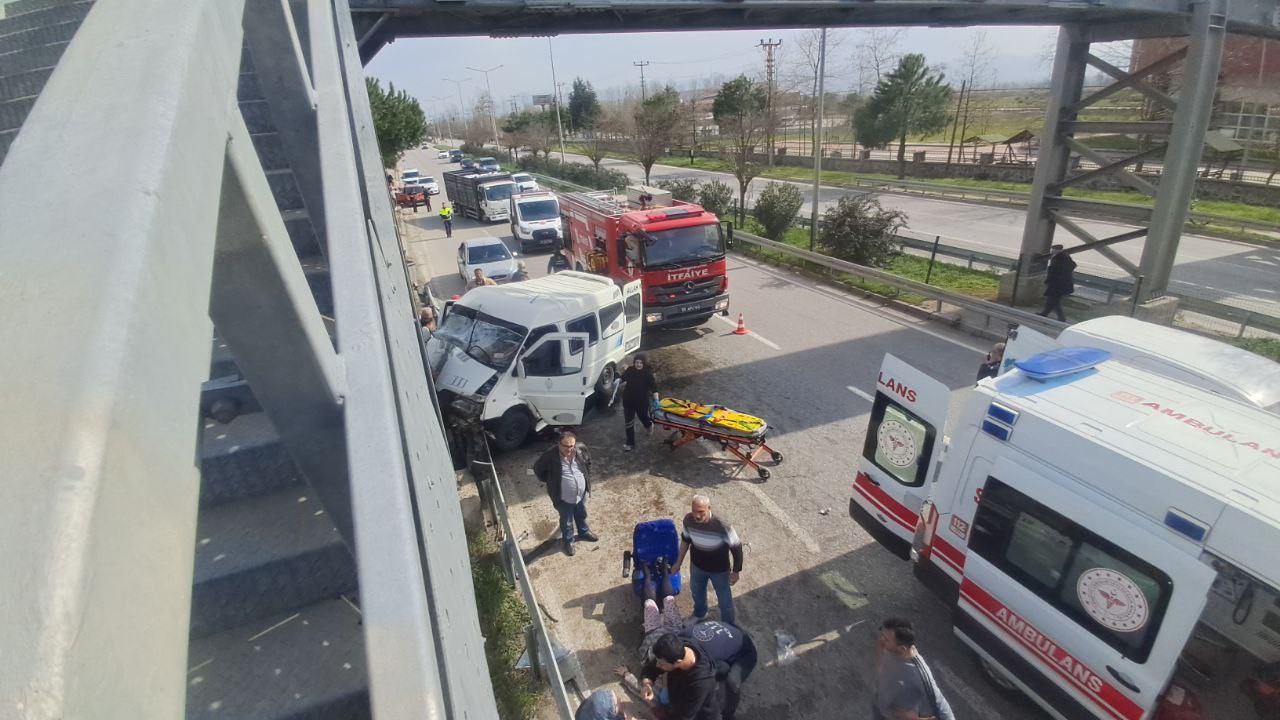 samsunda-minibus-ust-gecidin-diregine-carpti-7-yarali