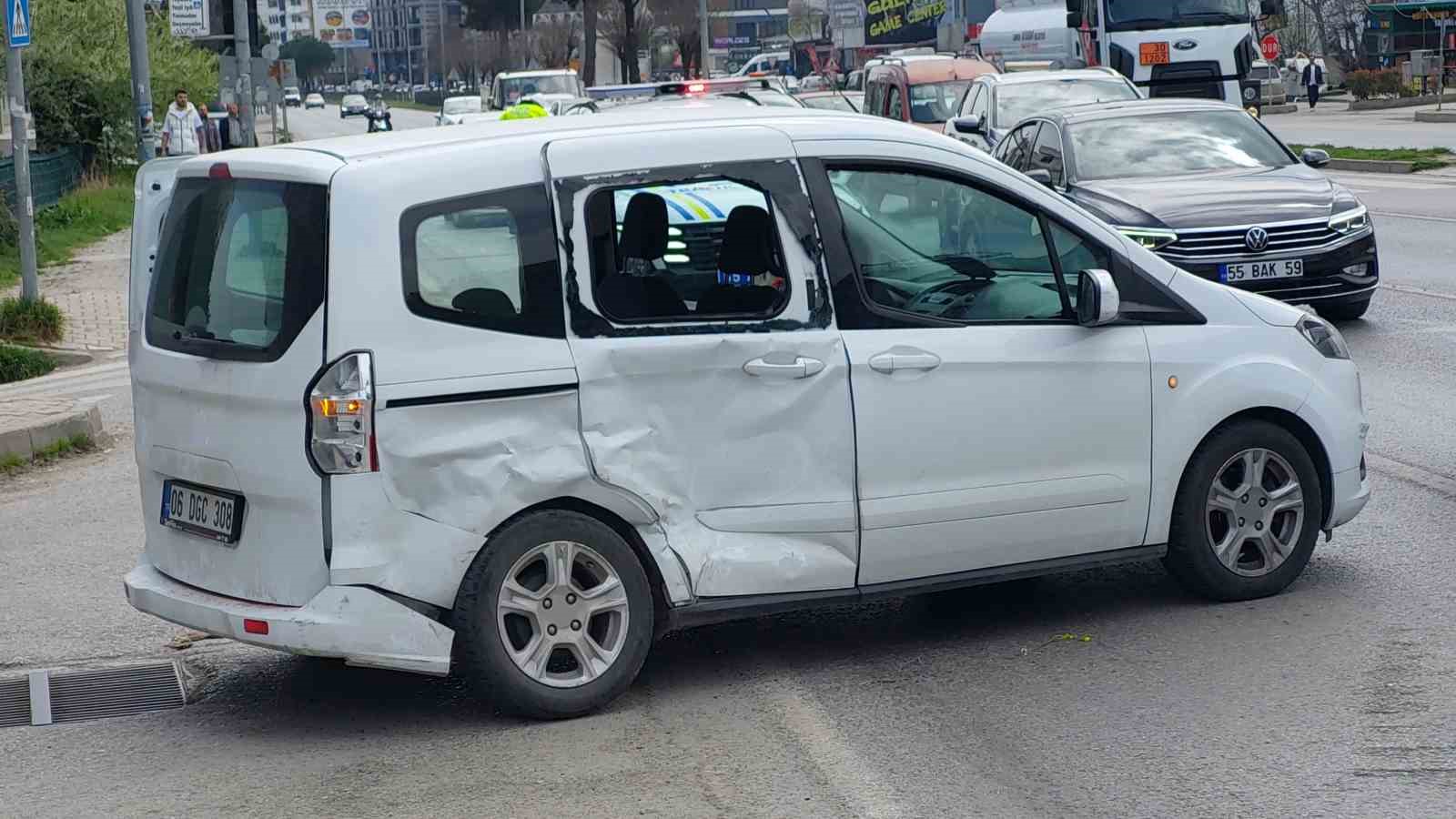 samsunda-trafik-kazasi-2-yarali