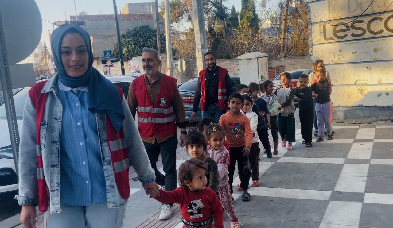 sinirda-500-cocuk-bayramlik-elbise-ve-ayakkabi-sevinci-yasadi
