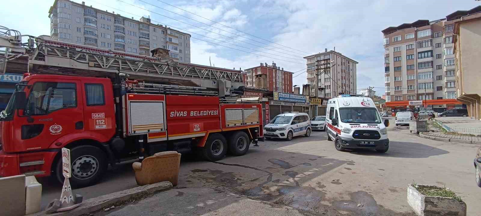 sivasta-bir-is-yerinde-cikan-yangin-panige-neden-oldu