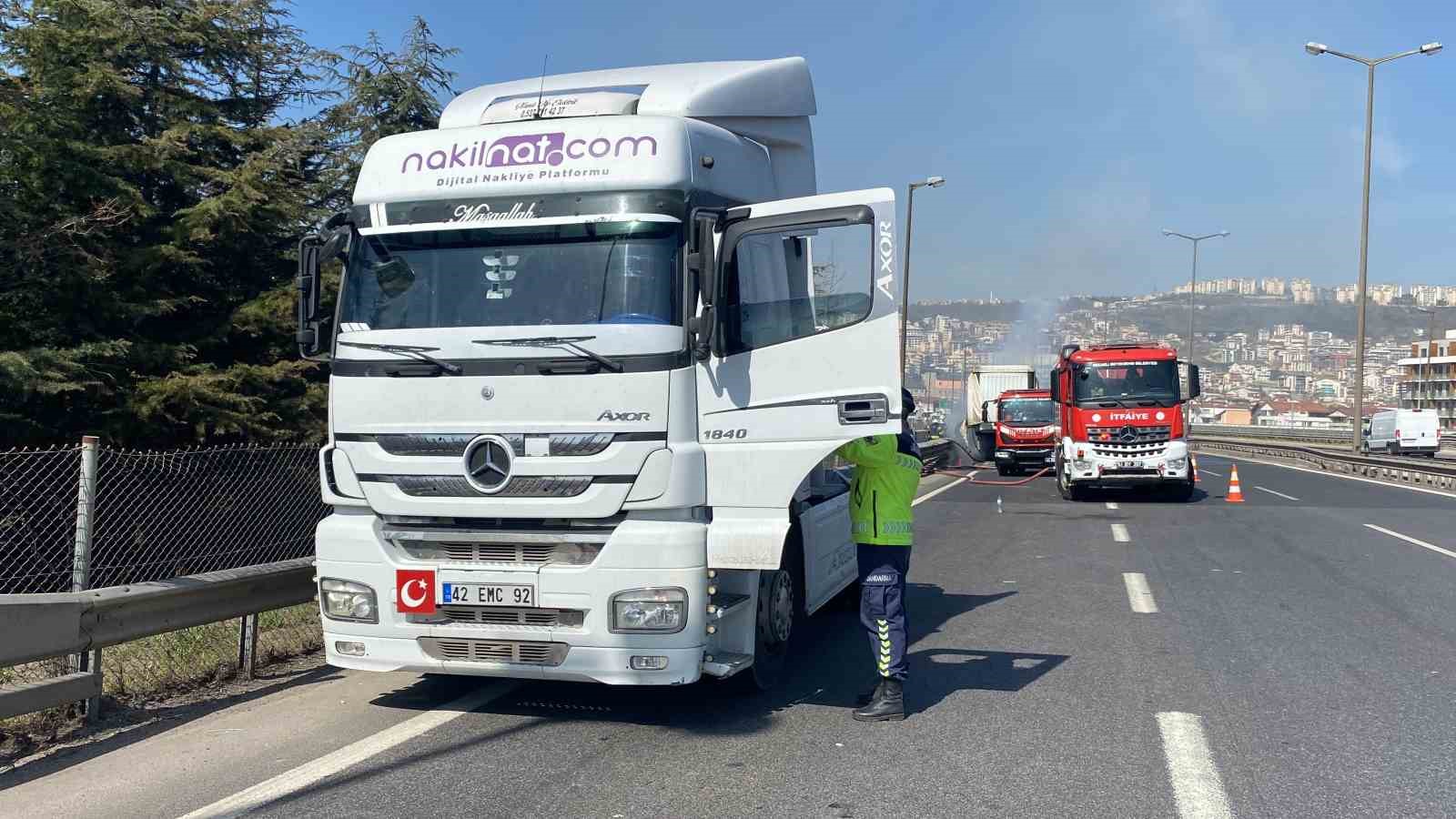 temde-lastigi-patlayan-tir-alevlere-teslim-oldu-trafik-kilitlendi
