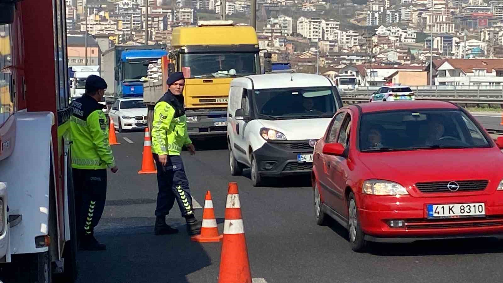 temde-lastigi-patlayan-tir-alevlere-teslim-oldu-trafik-kilitlendi