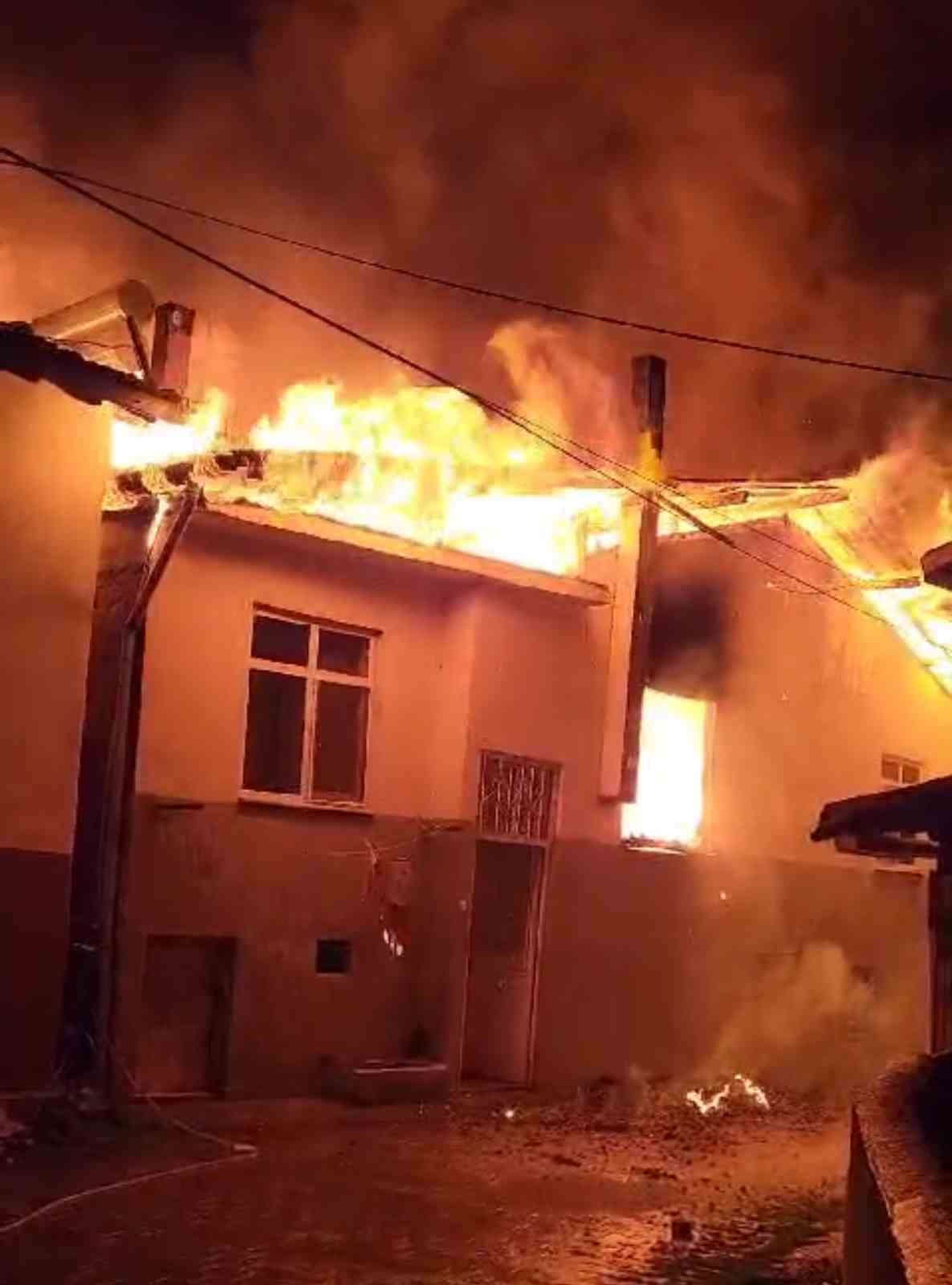 tokatta-koyde-cikan-yanginda-3-ev-kullanilamaz-hale-geldi