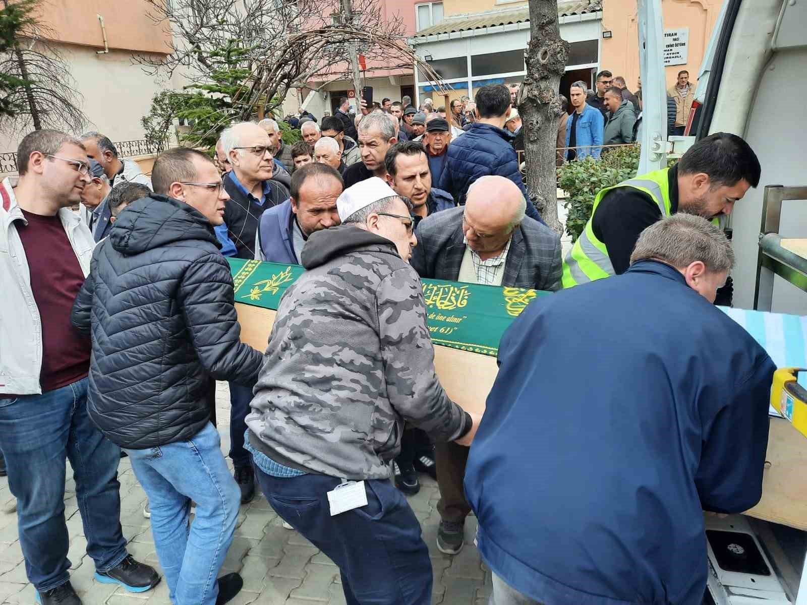 trenin-carptigi-yasli-bisikletli-hayatini-kaybetti