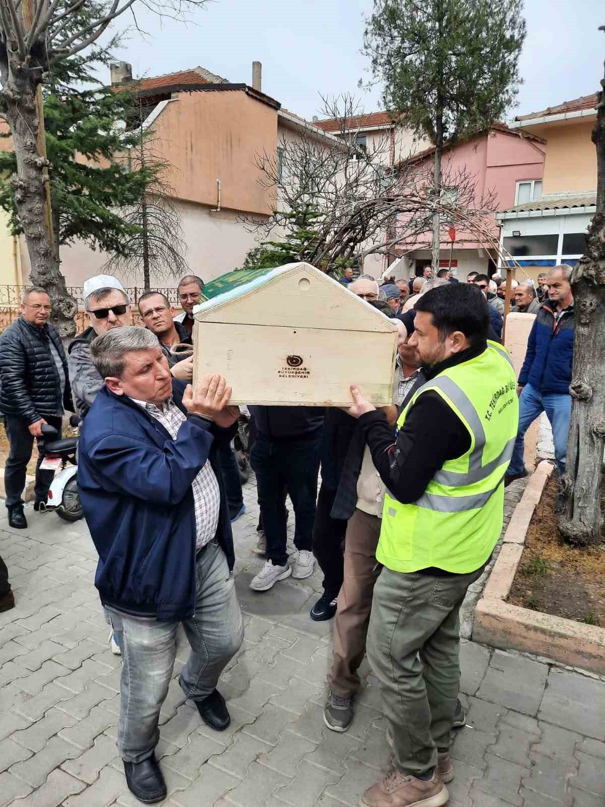 trenin-carptigi-yasli-bisikletli-hayatini-kaybetti