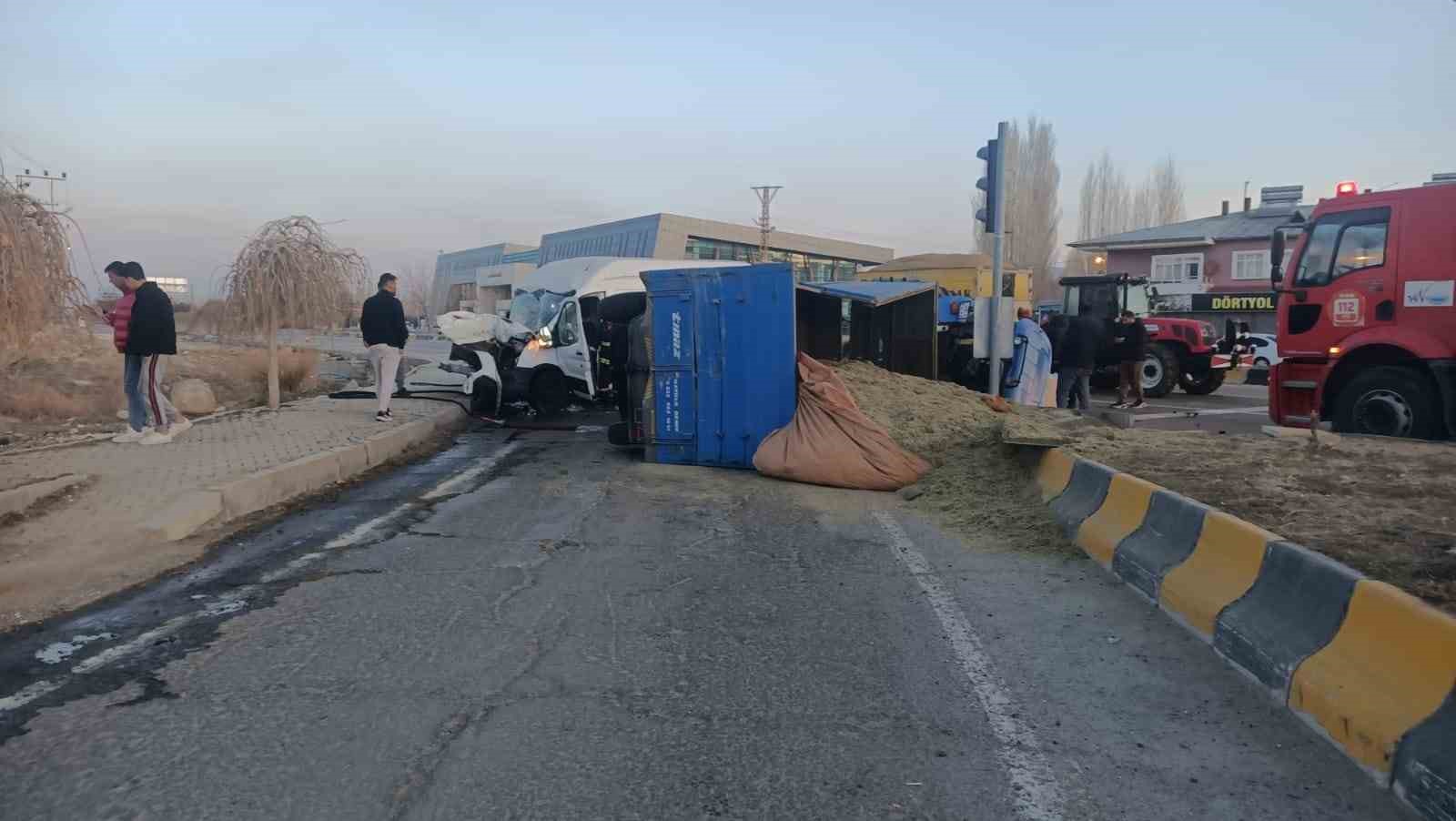 vanda-traktor-ile-minibus-carpisti-2-yarali