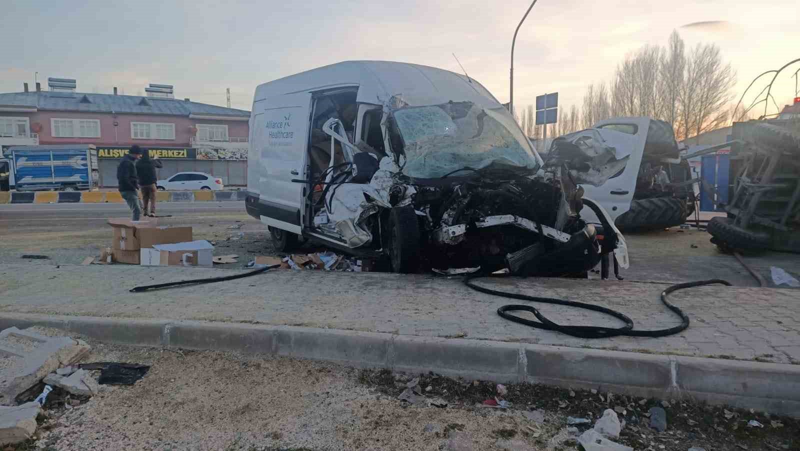 vanda-traktor-ile-minibus-carpisti-2-yarali
