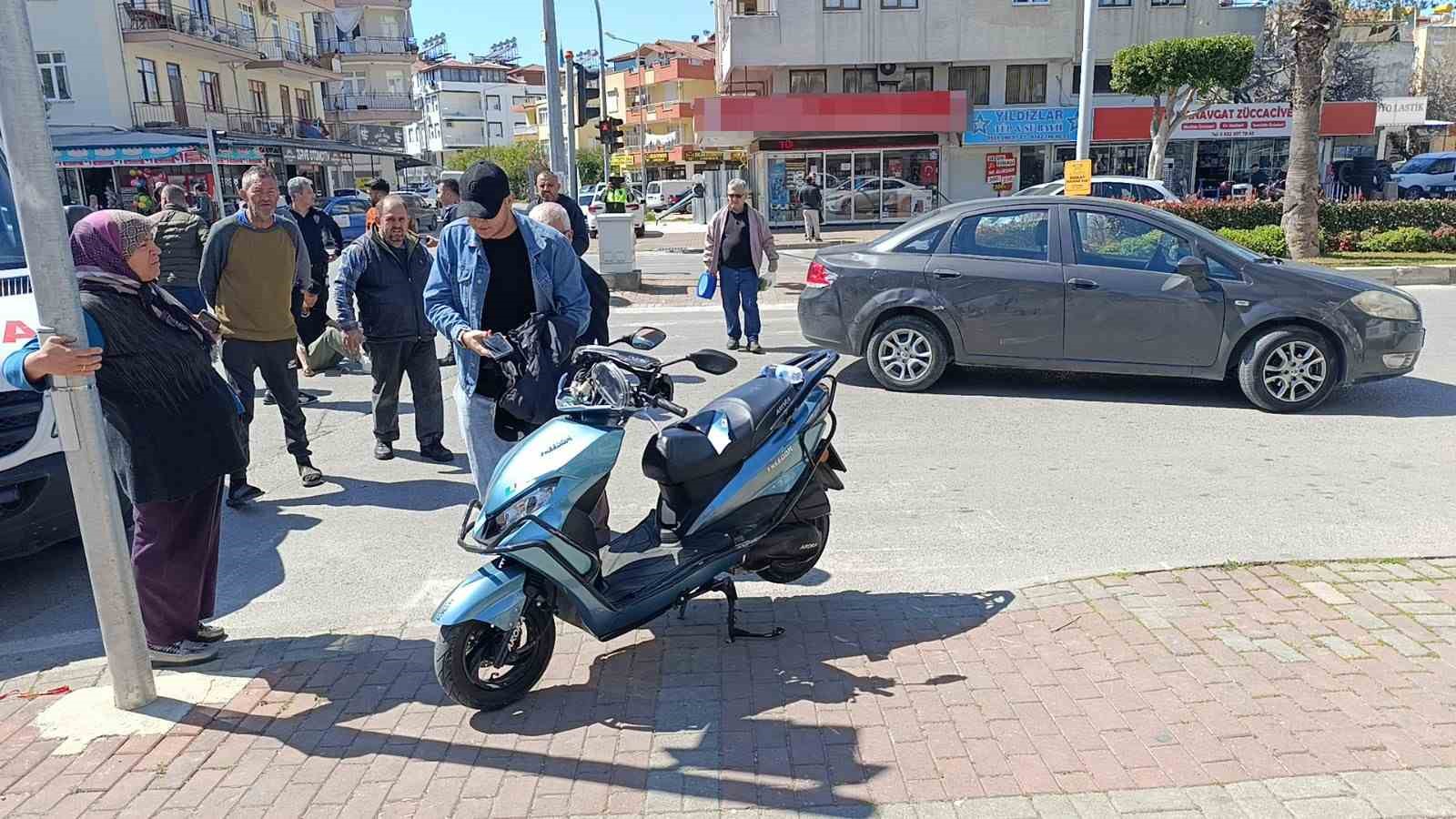 yasaga-ragmen-u-donusu-yapan-otomobile-motosiklet-carpti-2-yarali