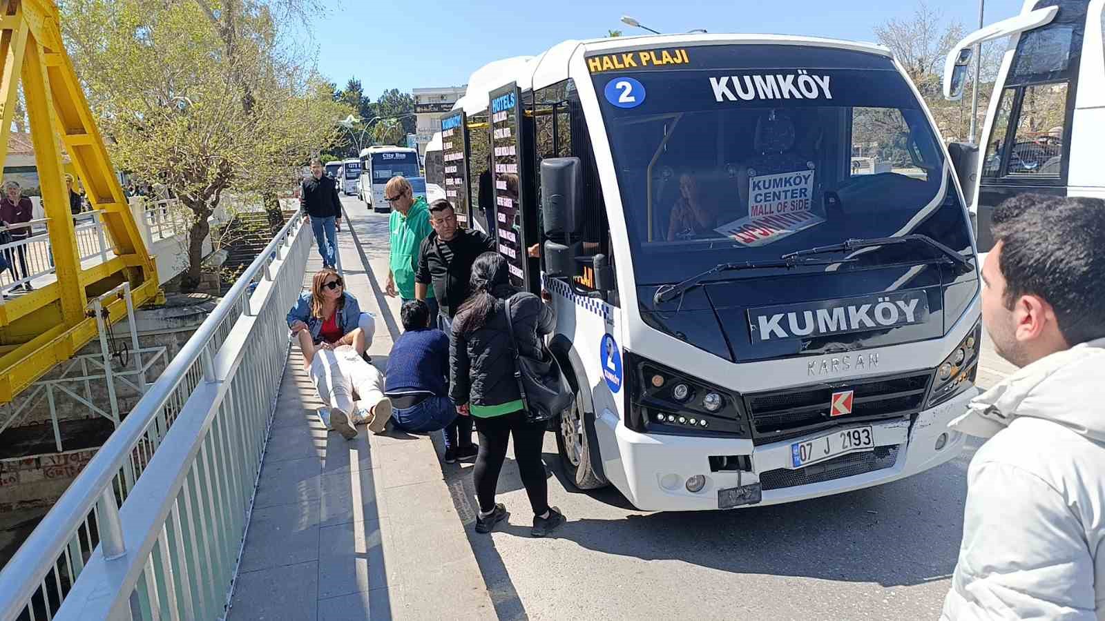 yolcu-minibusu-otomobile-carpti-2si-alman-uyruklu-turist-3-yolcu-yaralandi