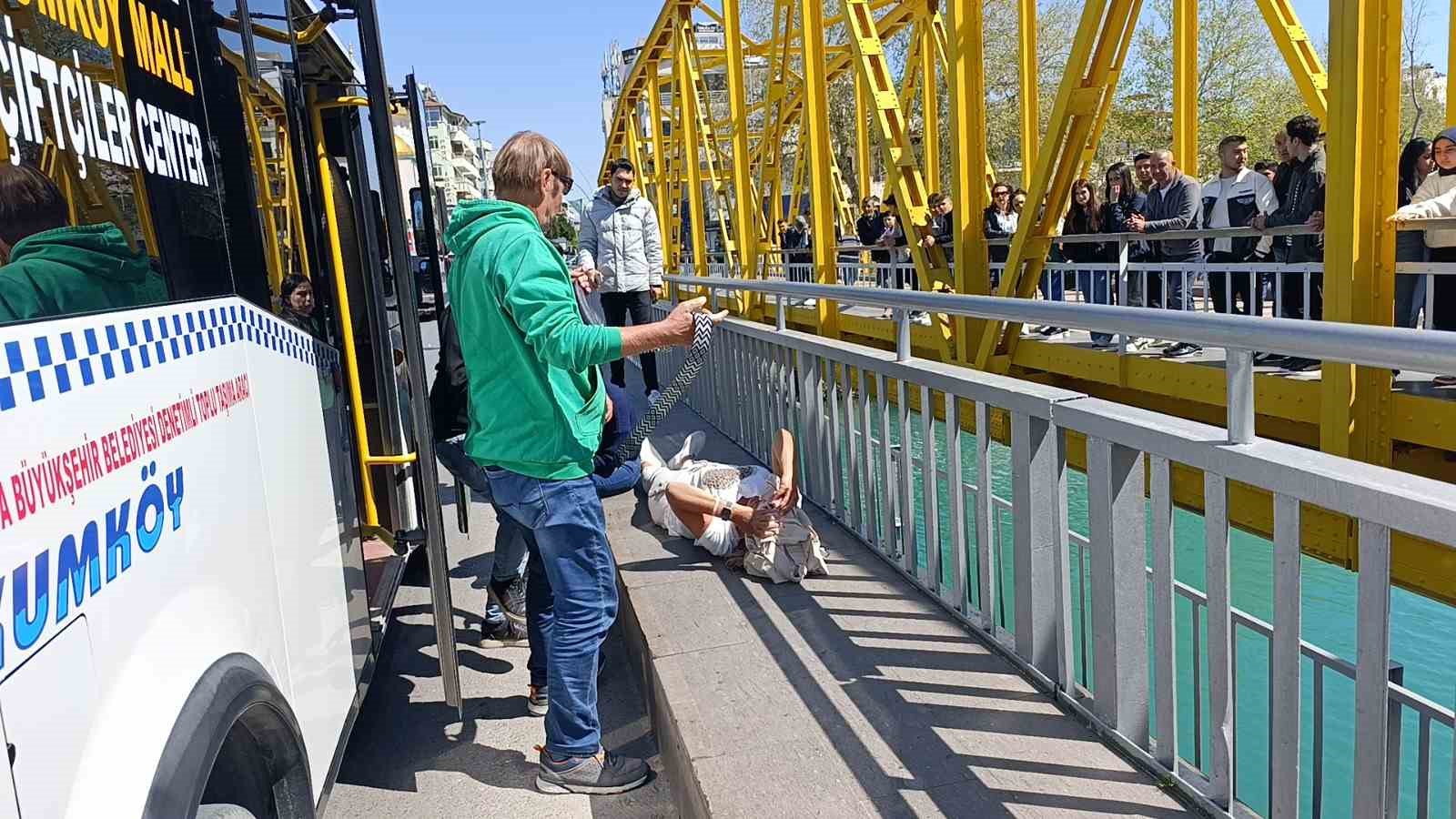 yolcu-minibusu-otomobile-carpti-2si-alman-uyruklu-turist-3-yolcu-yaralandi