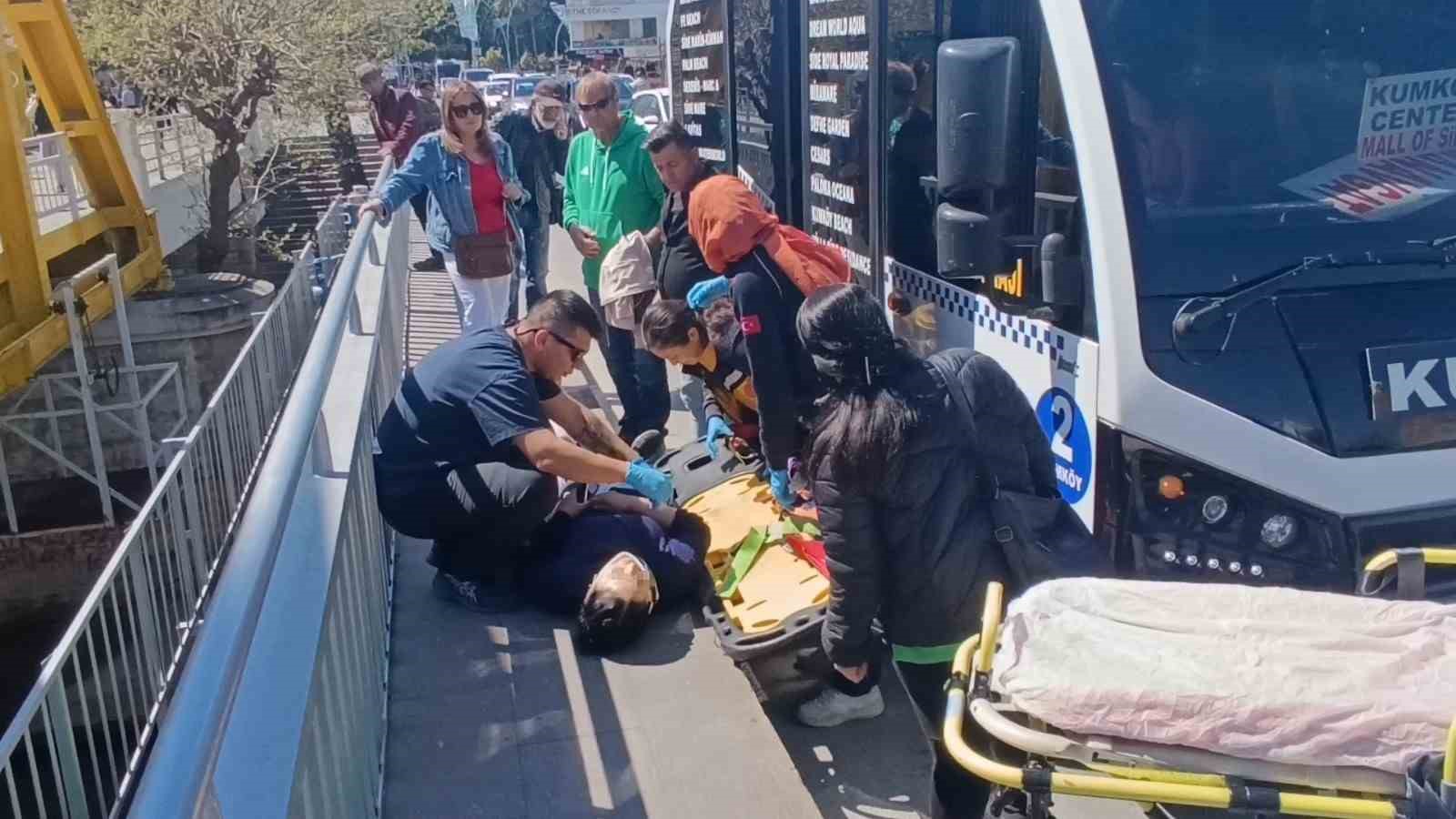 yolcu-minibusu-otomobile-carpti-2si-alman-uyruklu-turist-3-yolcu-yaralandi