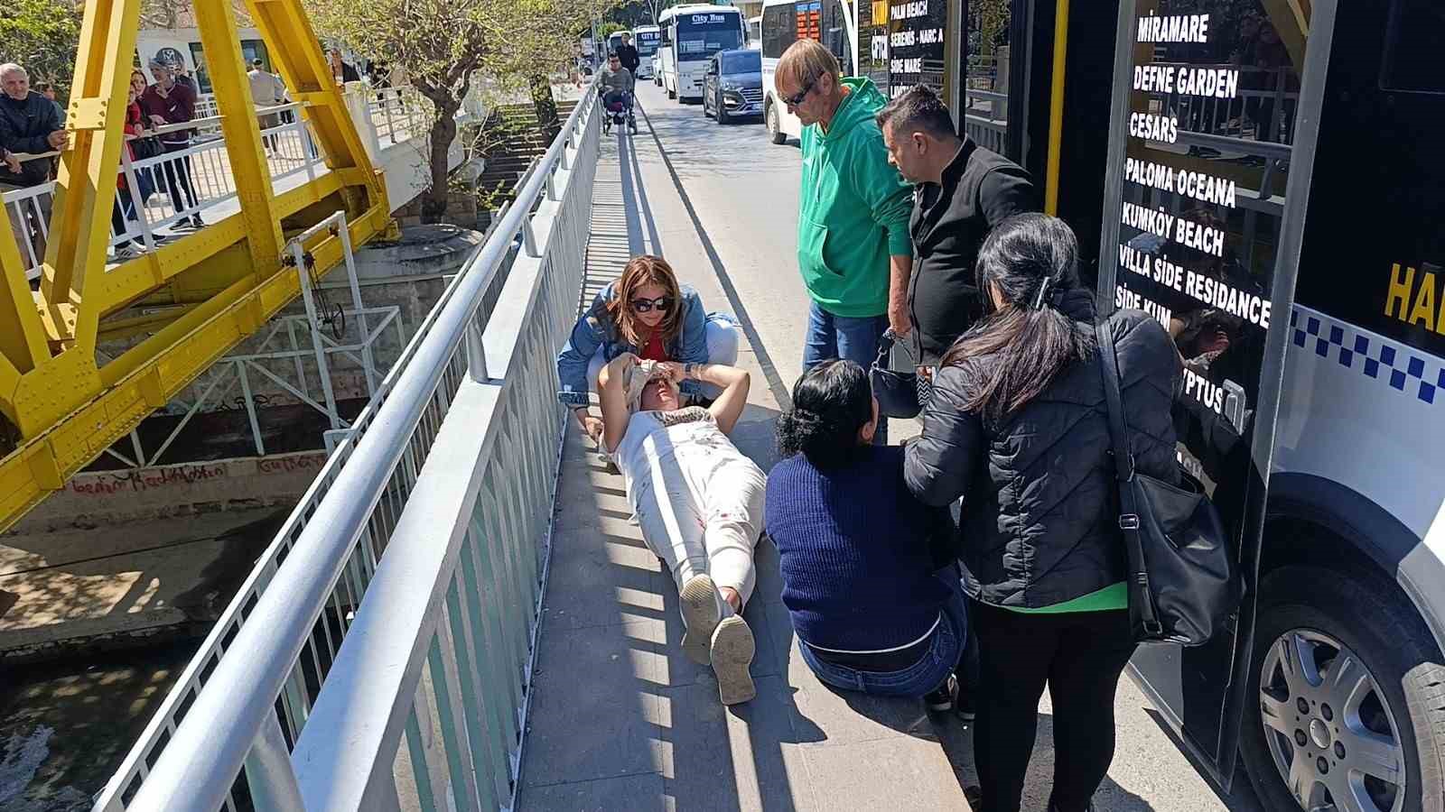yolcu-minibusu-otomobile-carpti-2si-alman-uyruklu-turist-3-yolcu-yaralandi